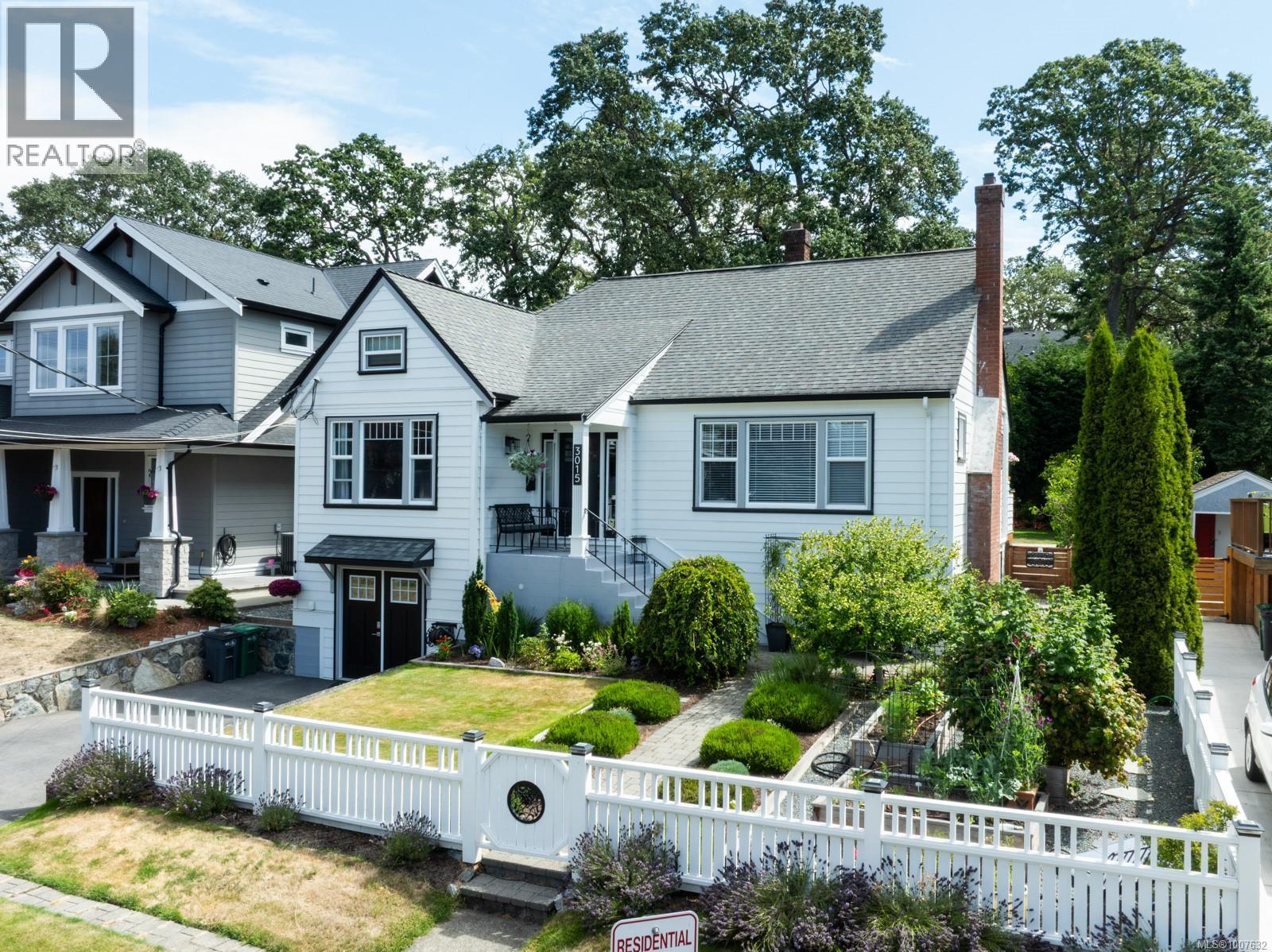 Single Family House Character for Sale in  Fifth St Victoria 