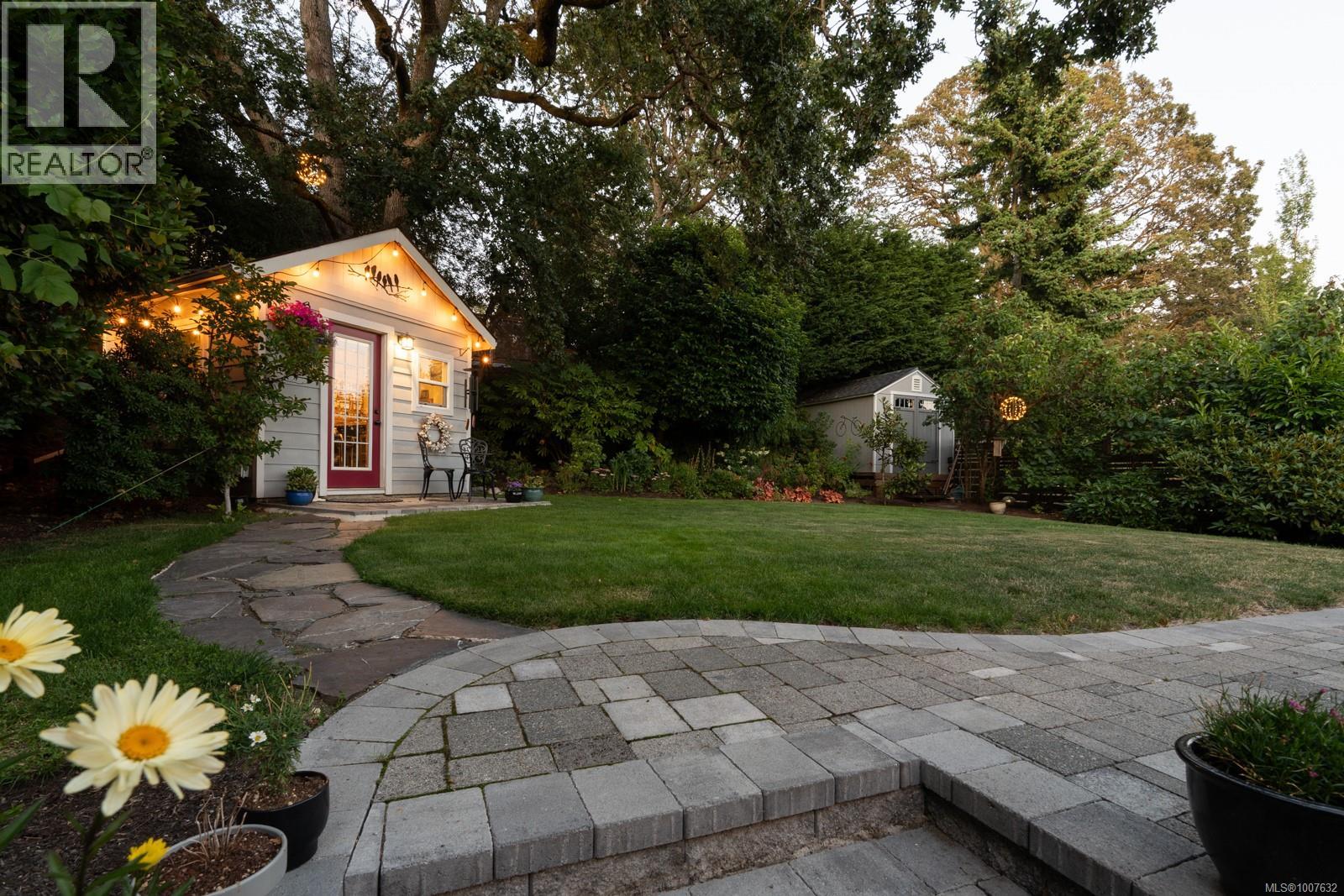 Single Family House Character for Sale in  Fifth St Victoria 