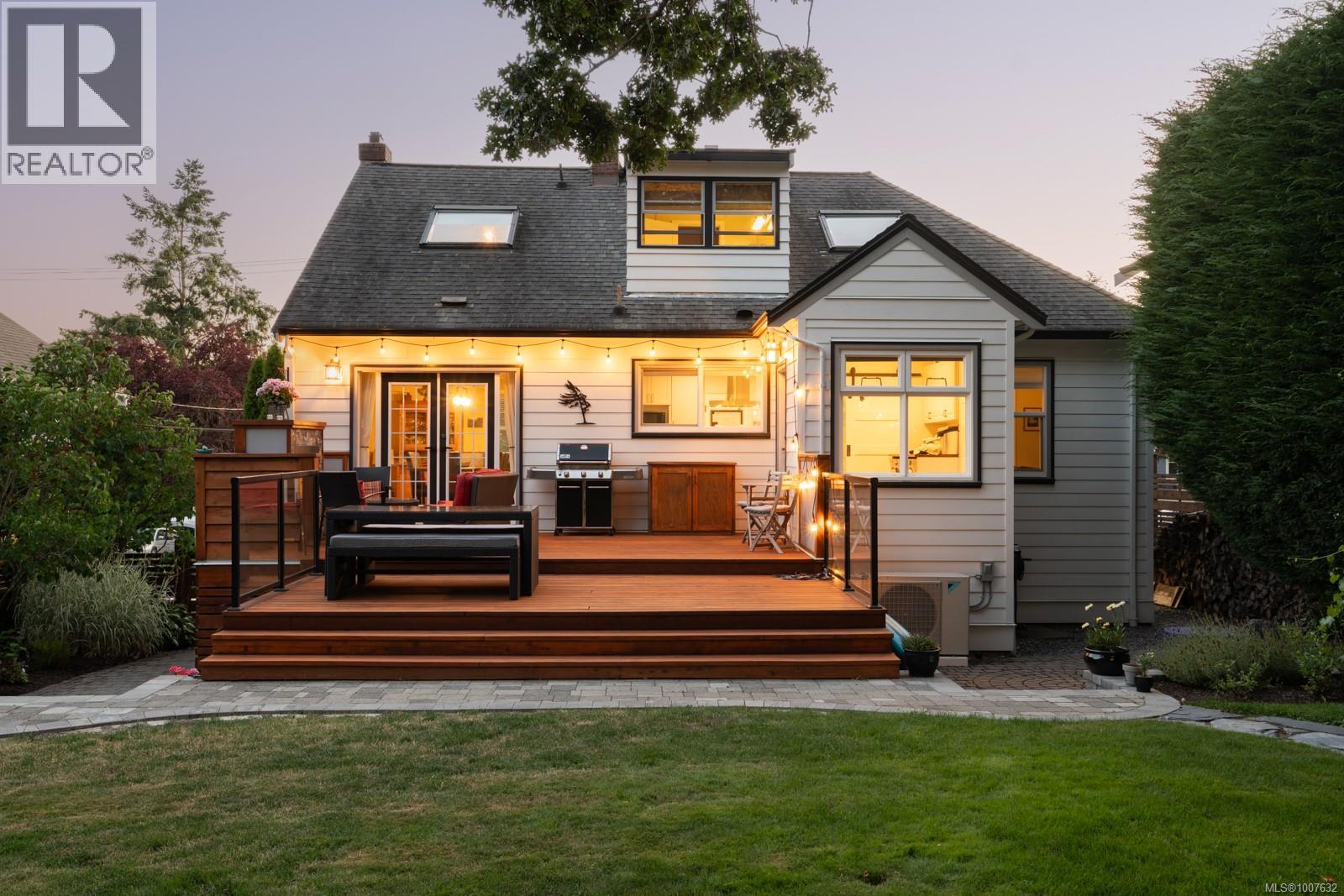 Single Family House Character for Sale in  Fifth St Victoria 