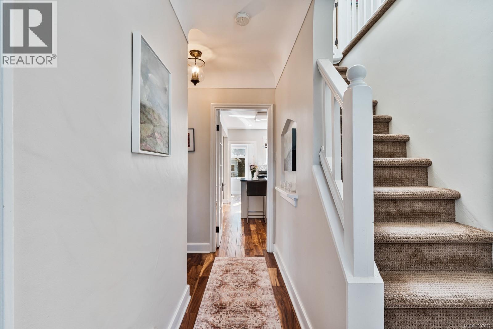 Single Family House Character for Sale in  Fifth St Victoria 