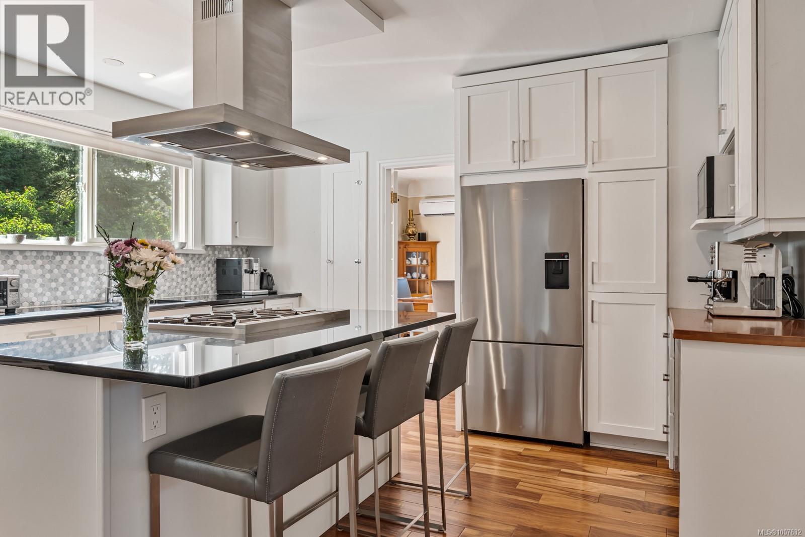 Single Family House Character for Sale in  Fifth St Victoria 