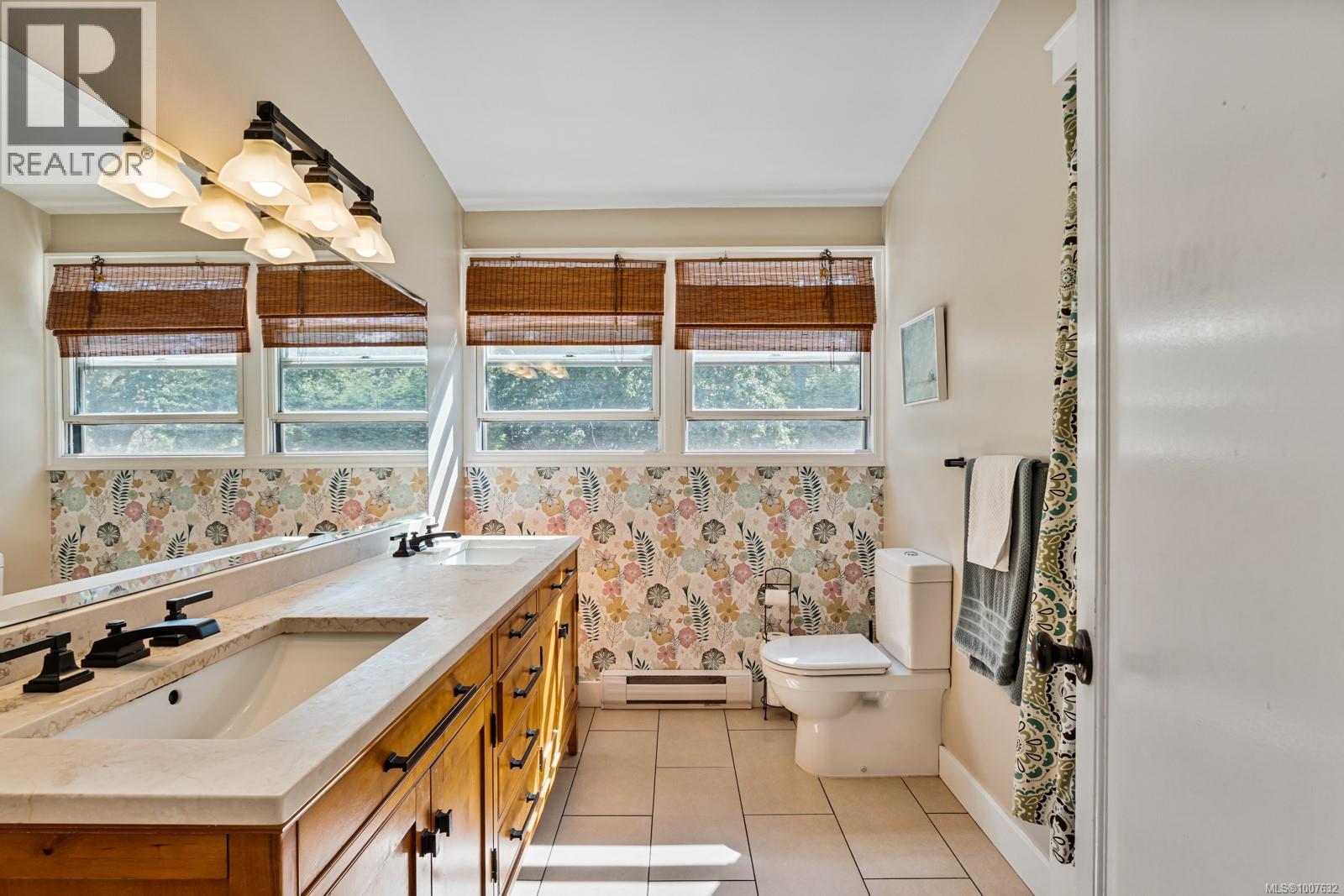 Single Family House Character for Sale in  Fifth St Victoria 