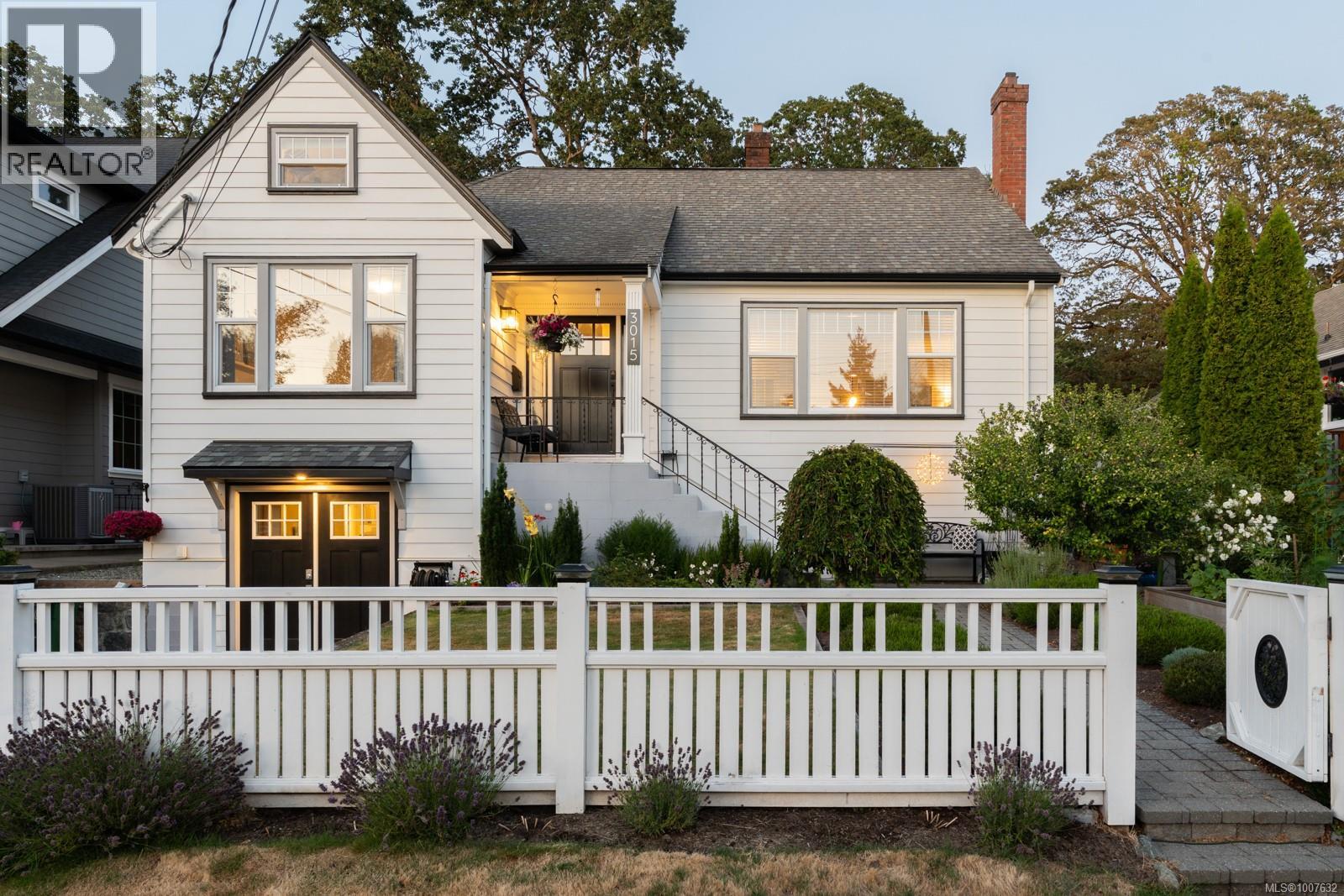 Single Family House Character for Sale in  Fifth St Victoria 