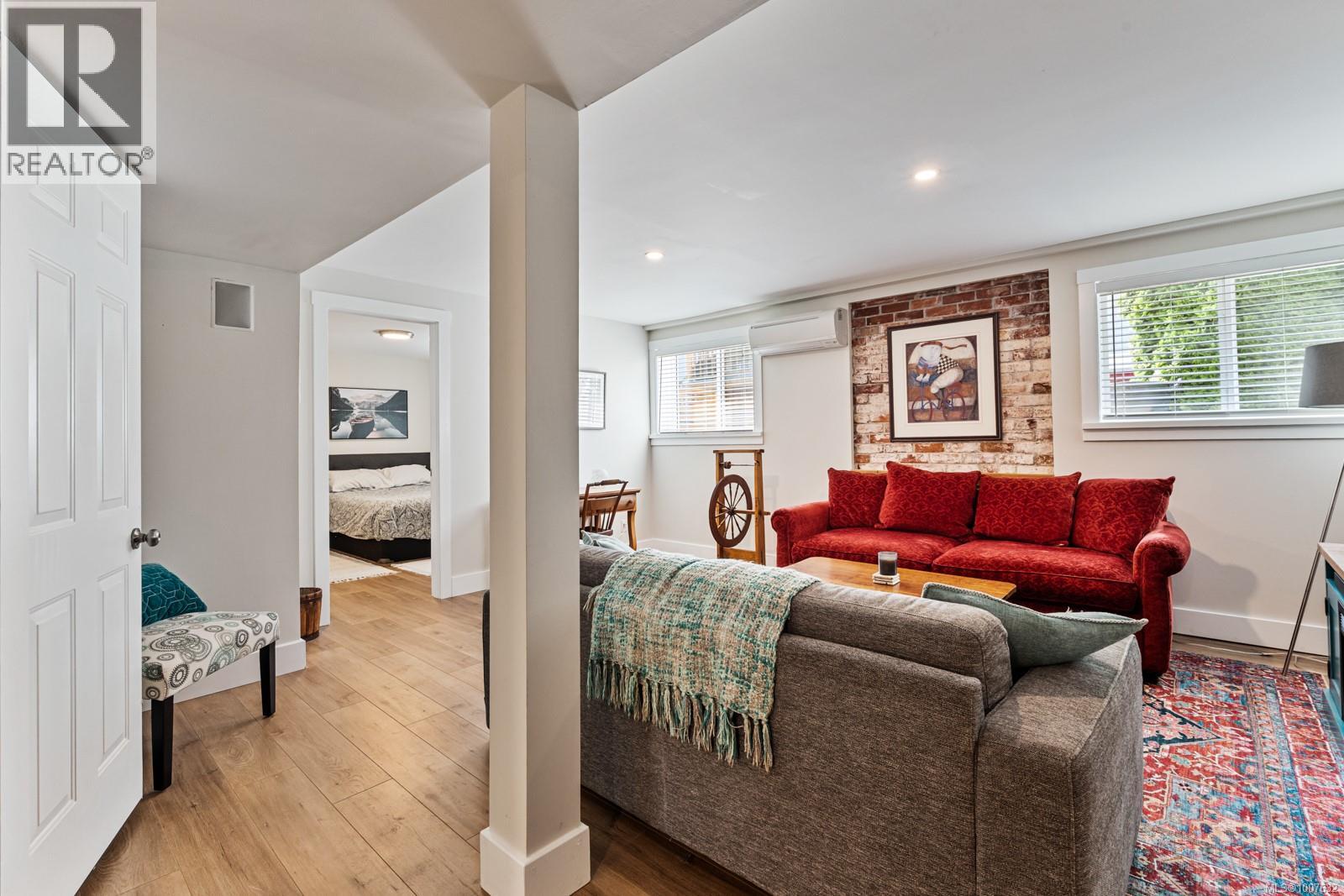 Single Family House Character for Sale in  Fifth St Victoria 
