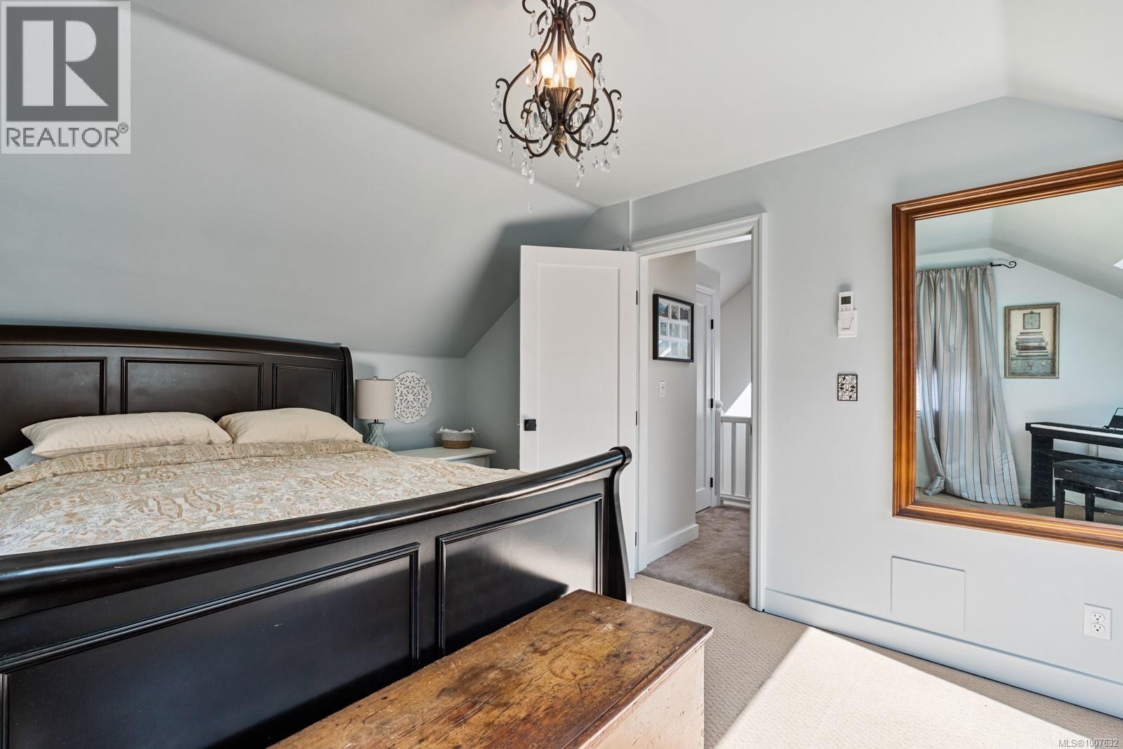 Single Family House Character for Sale in  Fifth St Victoria 
