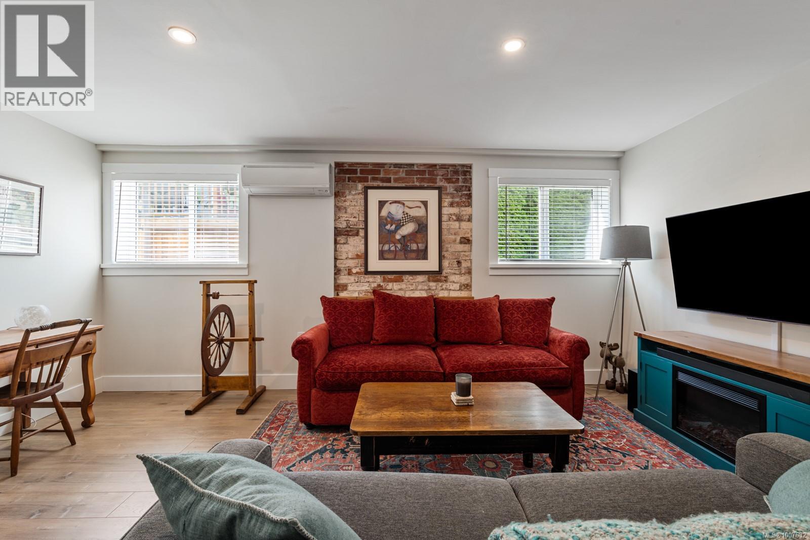 Single Family House Character for Sale in  Fifth St Victoria 