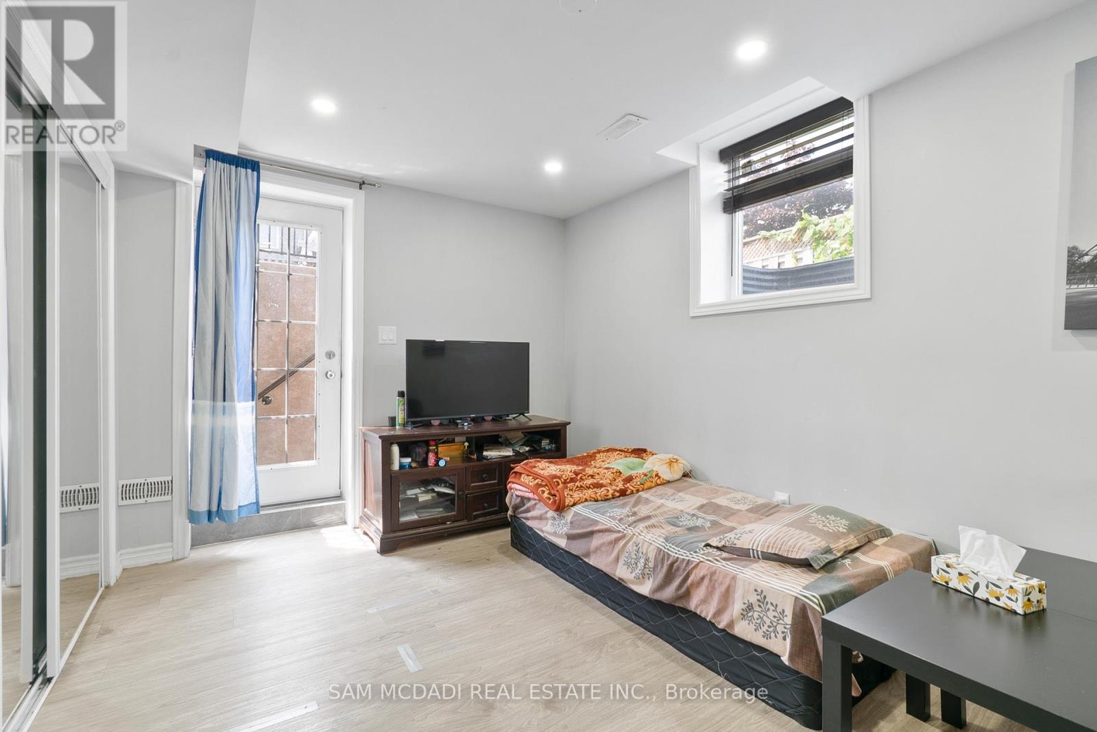 Photo 5 of 45 Cherrytree Drive, Brampton ON