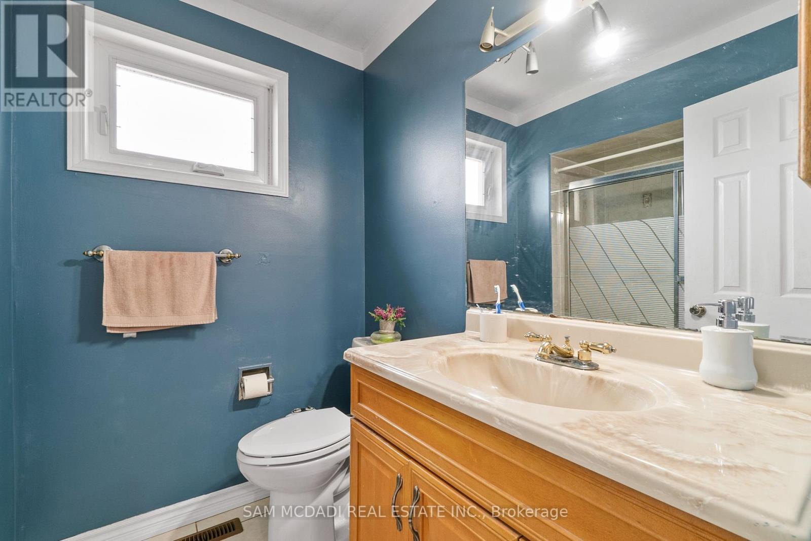 Photo 29 of 45 Cherrytree Drive, Brampton ON
