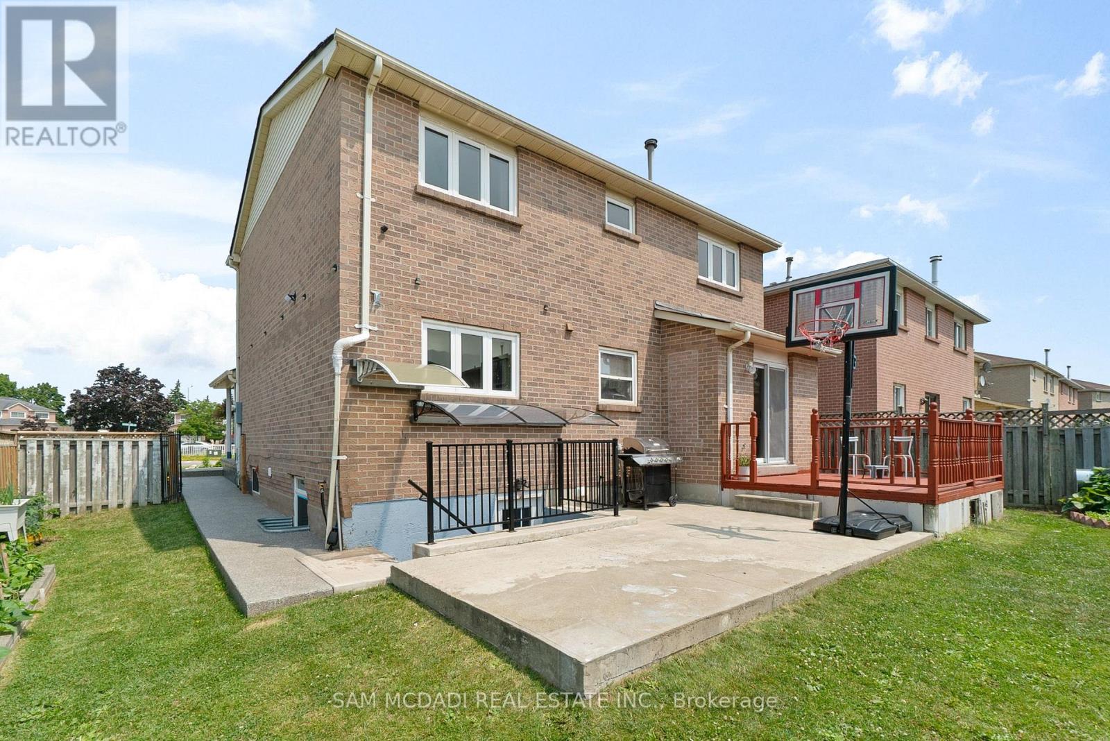 Photo 2 of 45 Cherrytree Drive, Brampton ON