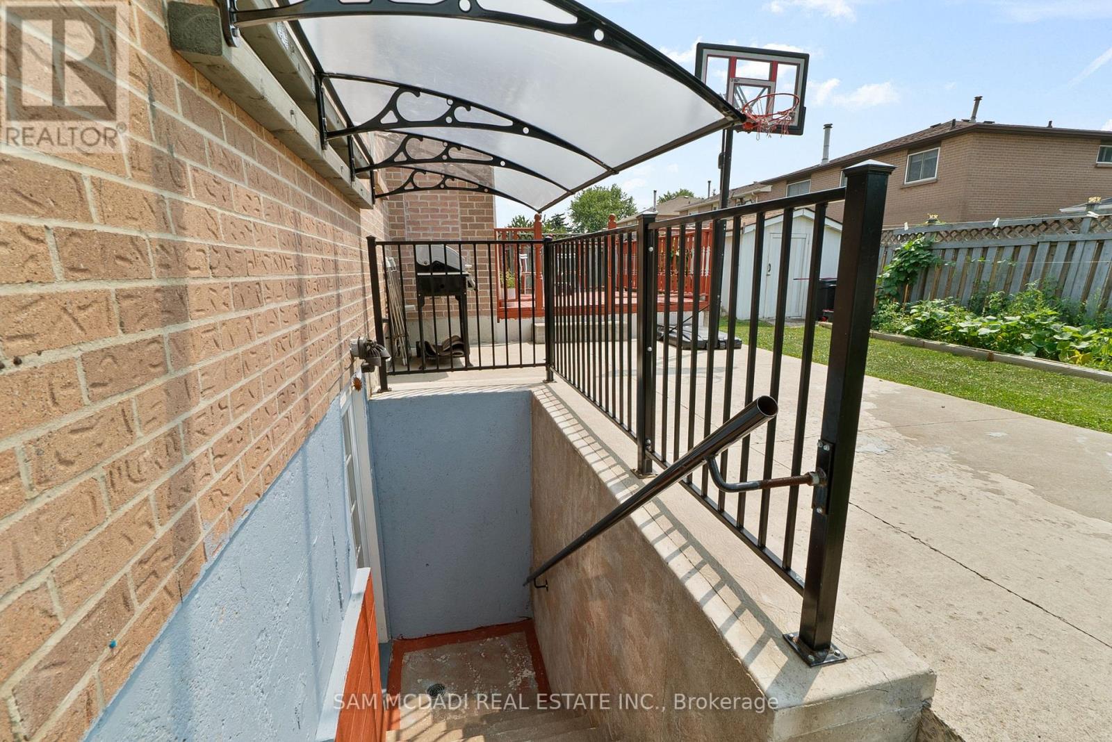 Photo 20 of 45 Cherrytree Drive, Brampton ON
