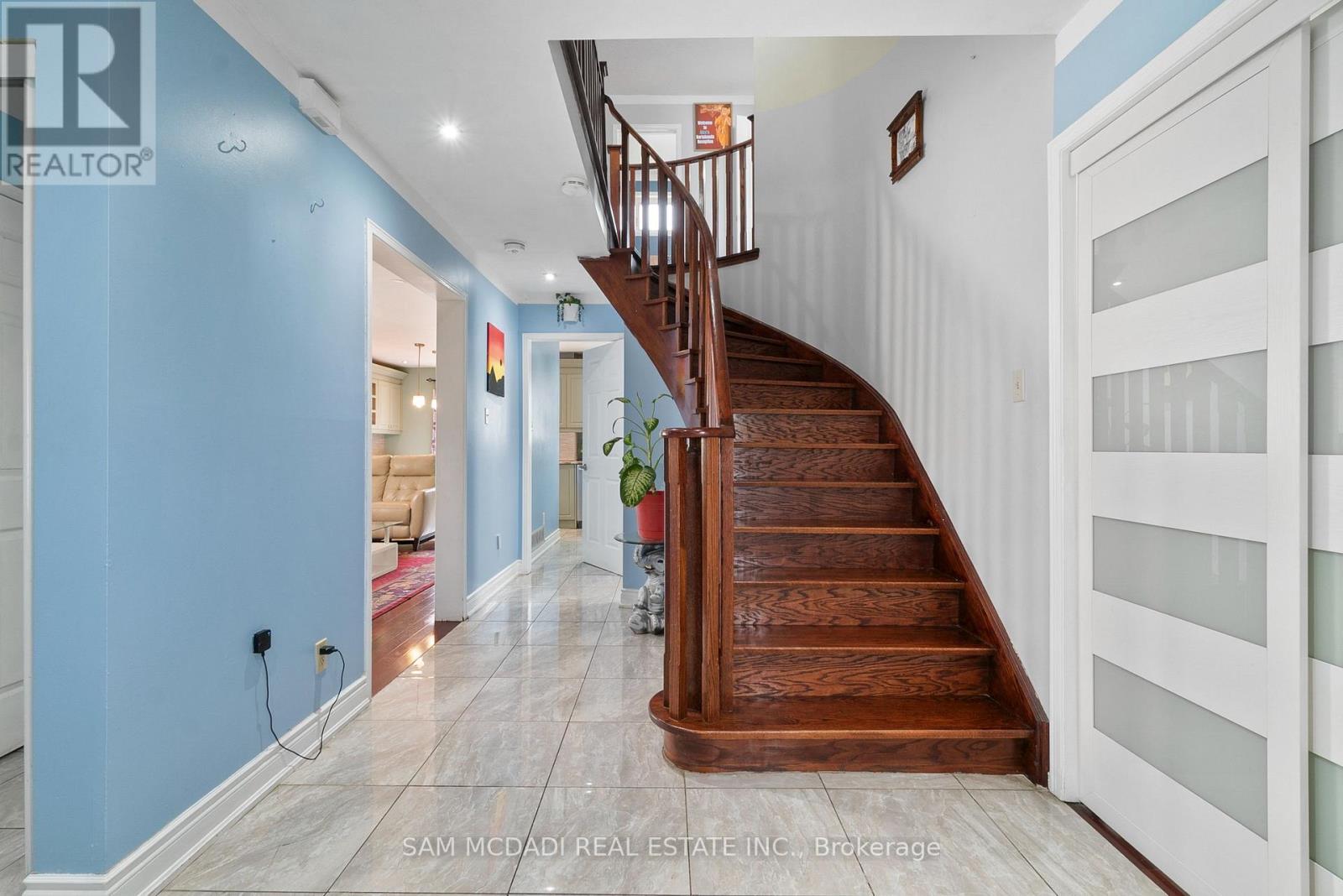 Photo 24 of 45 Cherrytree Drive, Brampton ON