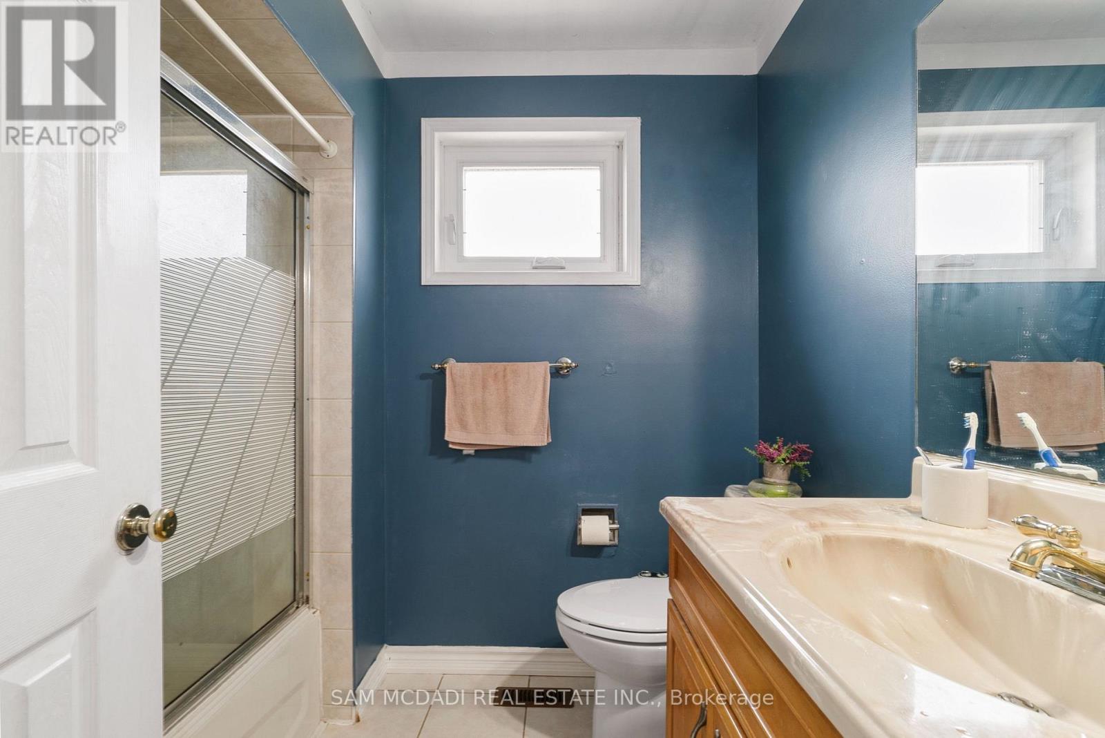 Photo 26 of 45 Cherrytree Drive, Brampton ON