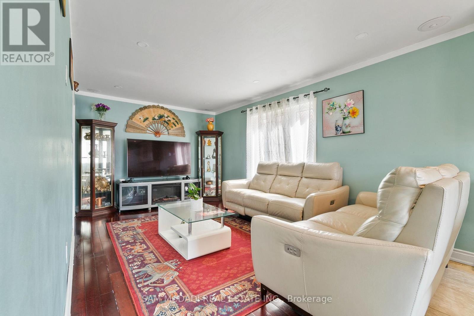 Photo 9 of 45 Cherrytree Drive, Brampton ON