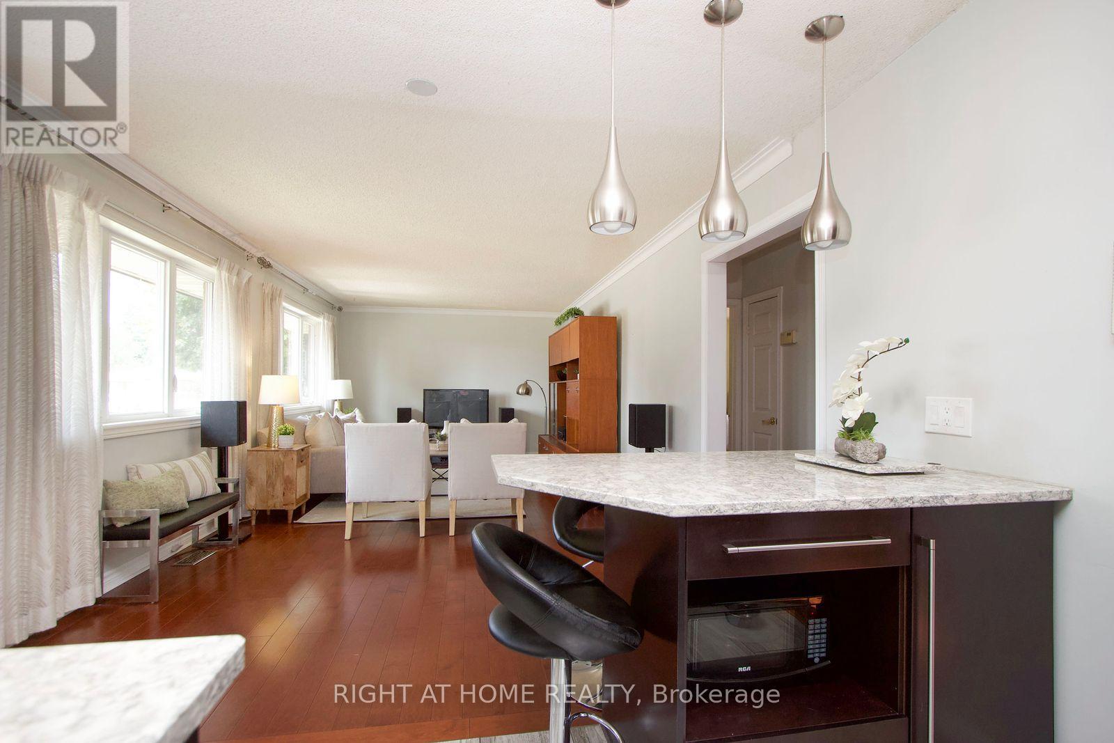 Photo 18 of 207 Hallett Avenue, Whitby ON