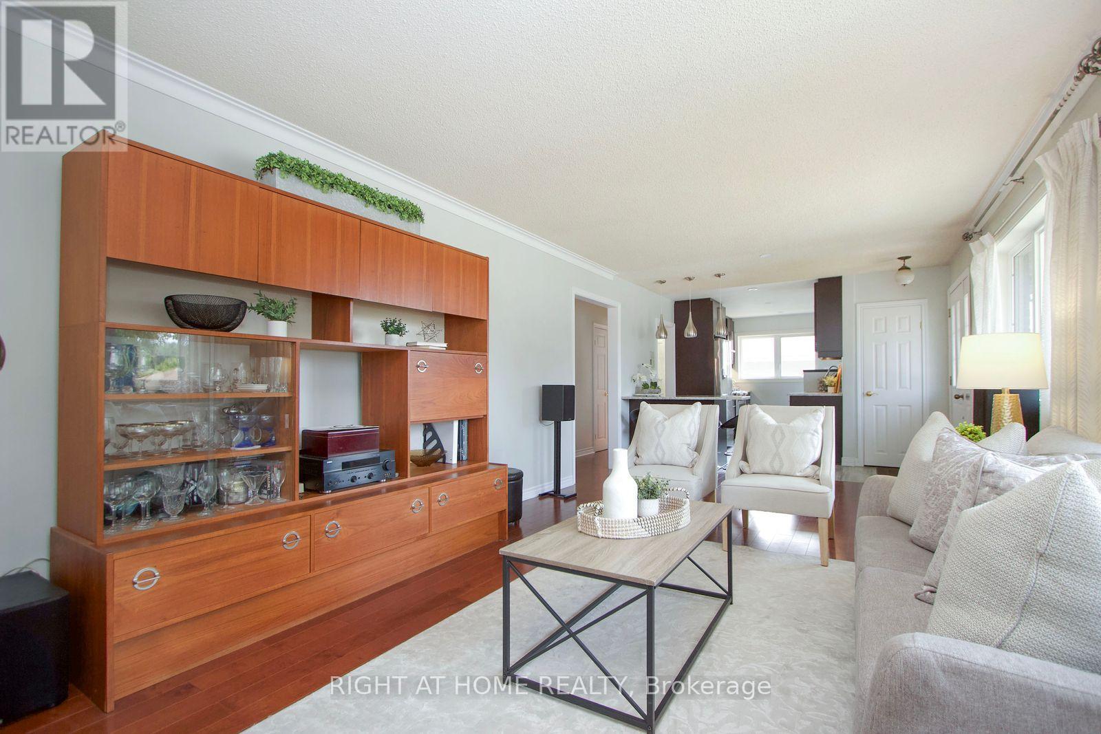 Photo 19 of 207 Hallett Avenue, Whitby ON