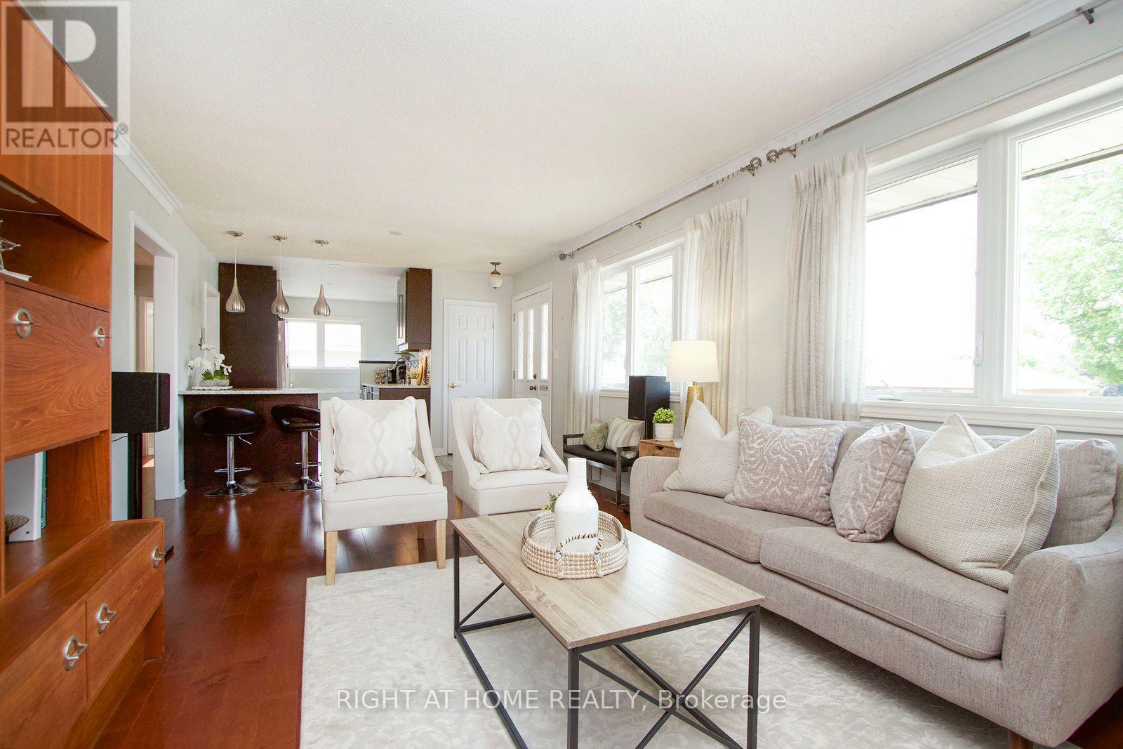 Photo 4 of 207 Hallett Avenue, Whitby ON