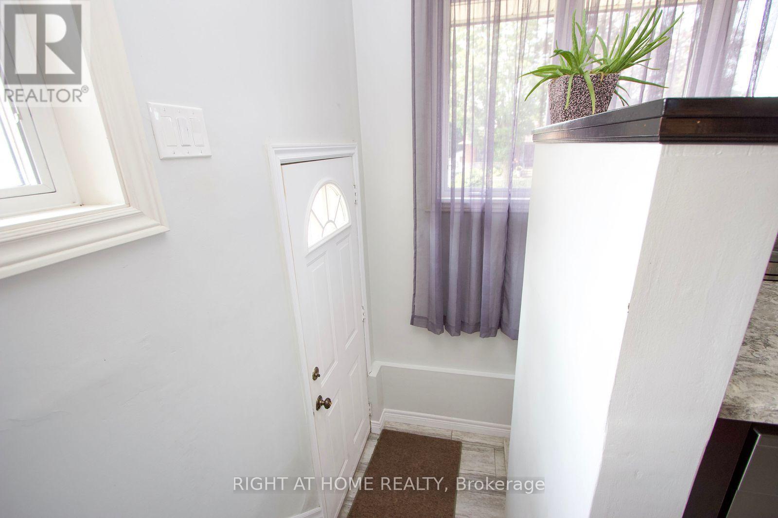 Photo 8 of 207 Hallett Avenue, Whitby ON