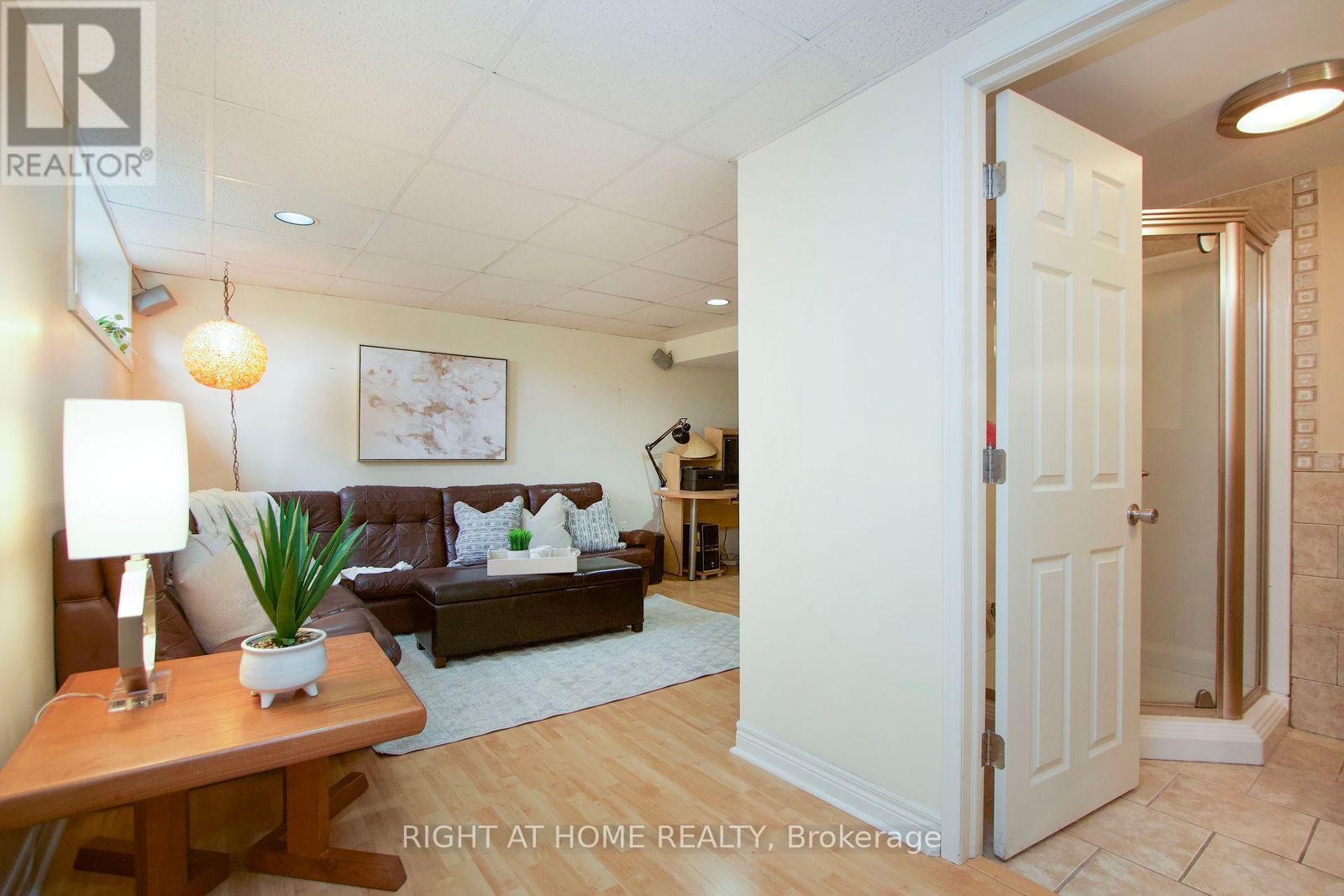Photo 16 of 207 Hallett Avenue, Whitby ON