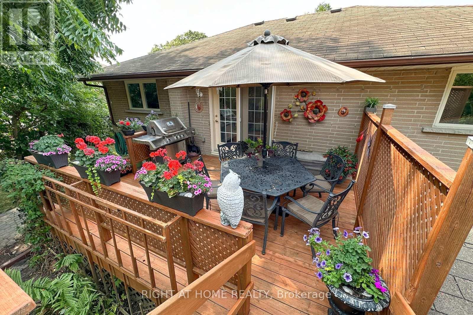 Photo 12 of 207 Hallett Avenue, Whitby ON