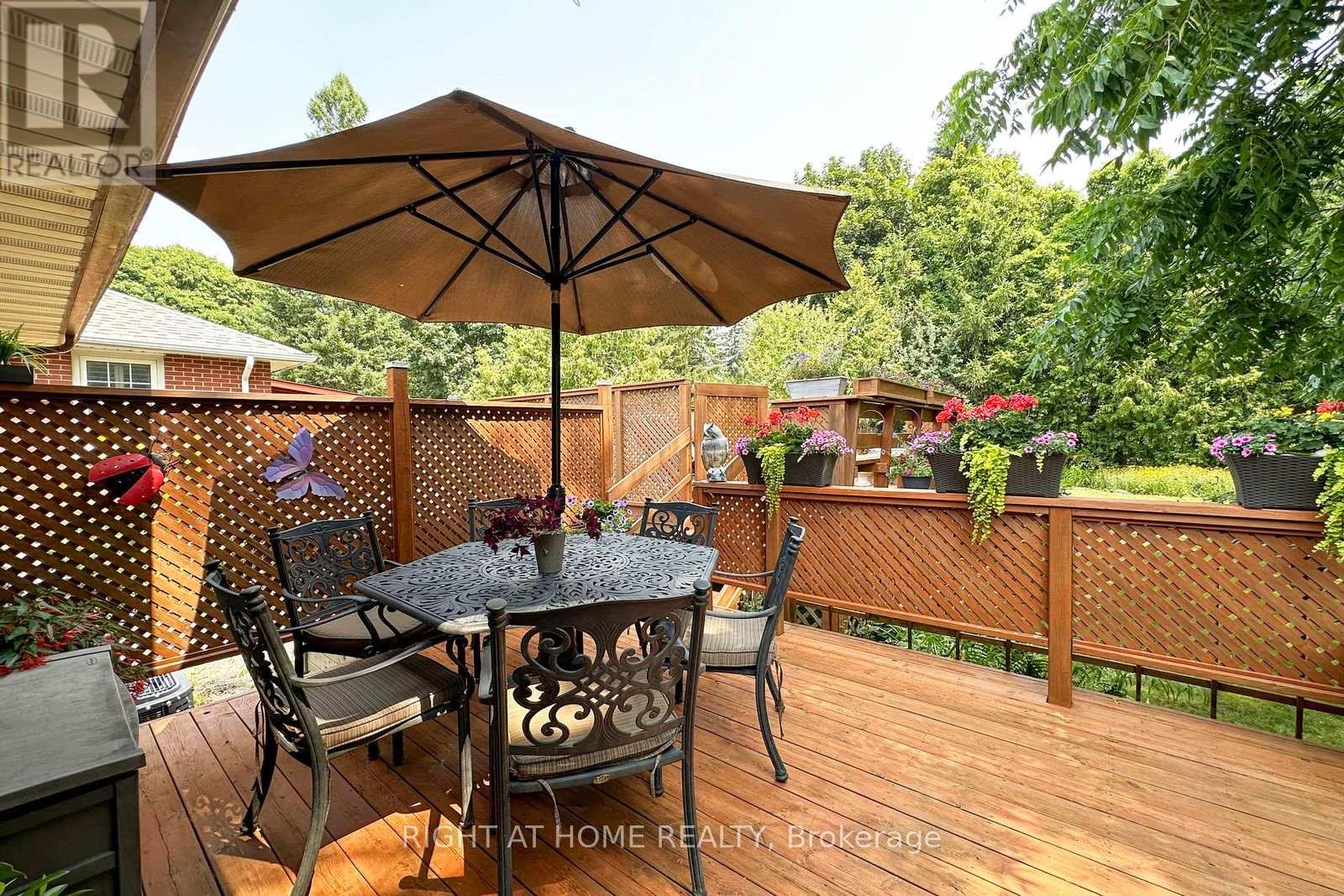 Photo 24 of 207 Hallett Avenue, Whitby ON