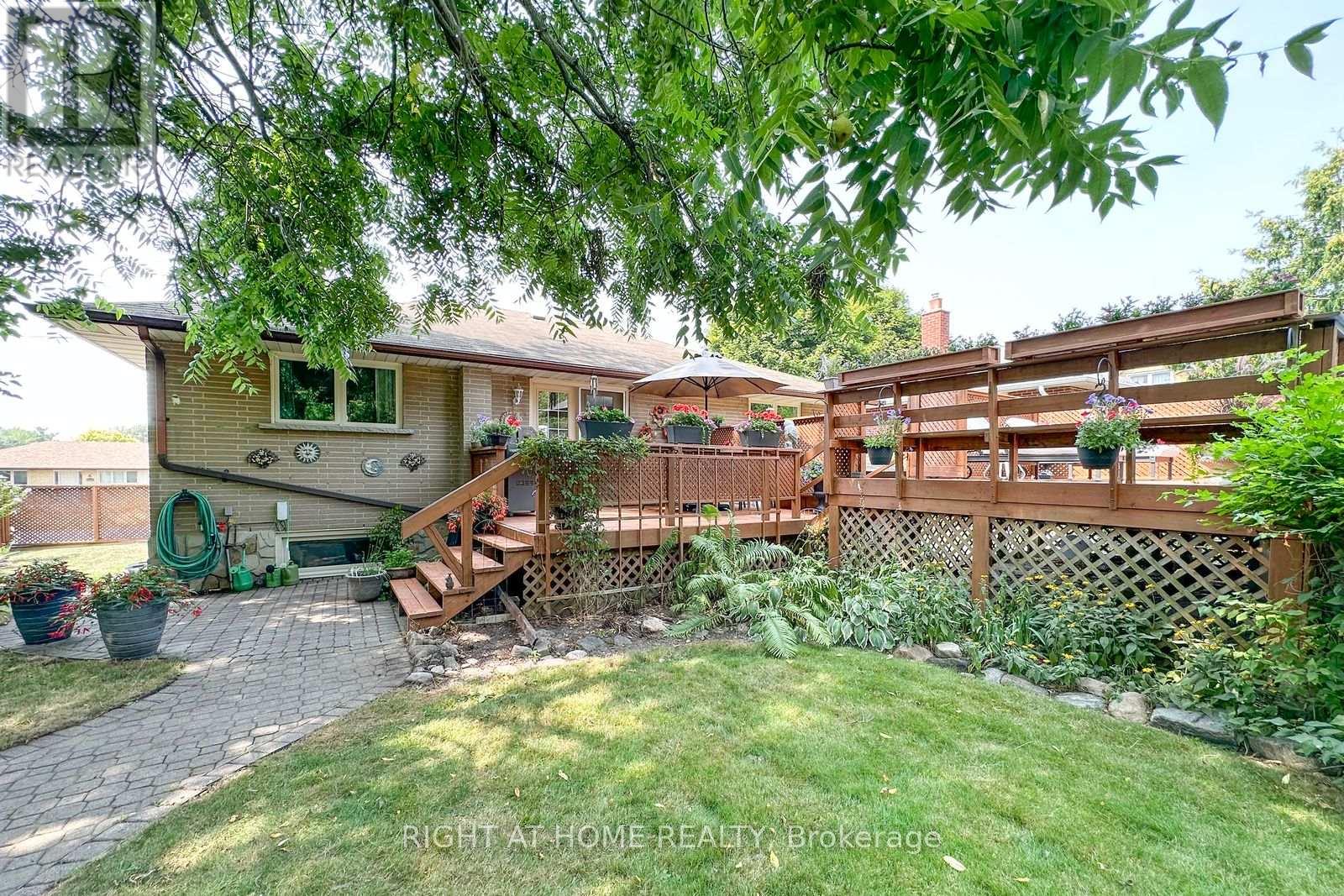 Photo 20 of 207 Hallett Avenue, Whitby ON