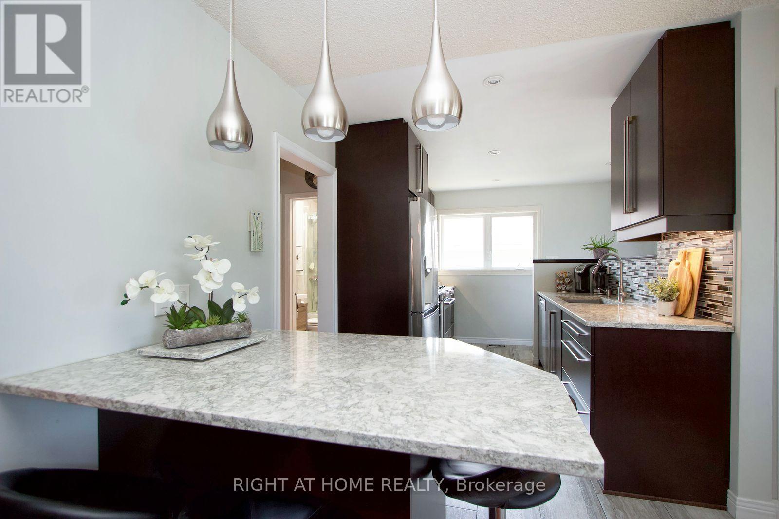 Photo 33 of 207 Hallett Avenue, Whitby ON