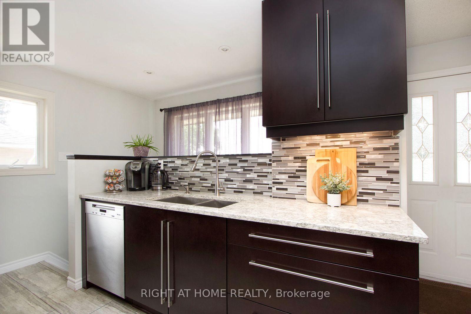 Photo 23 of 207 Hallett Avenue, Whitby ON