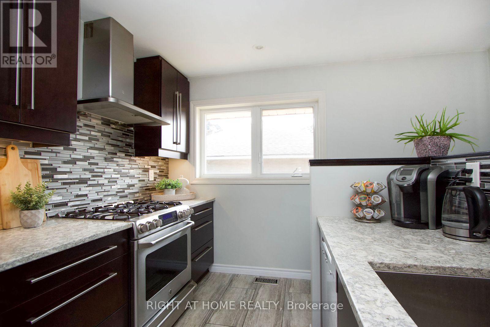 Photo 28 of 207 Hallett Avenue, Whitby ON