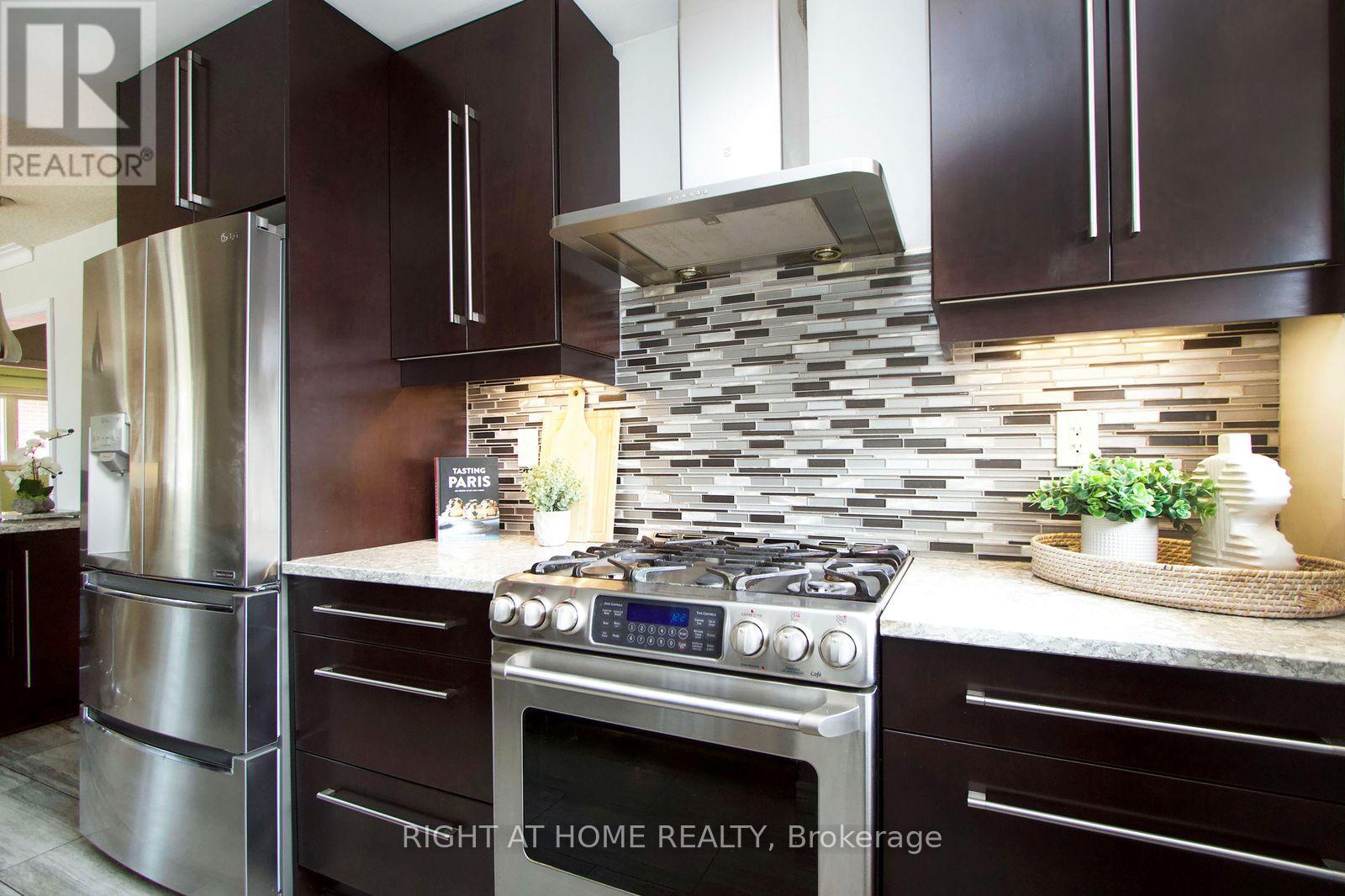 Photo 17 of 207 Hallett Avenue, Whitby ON