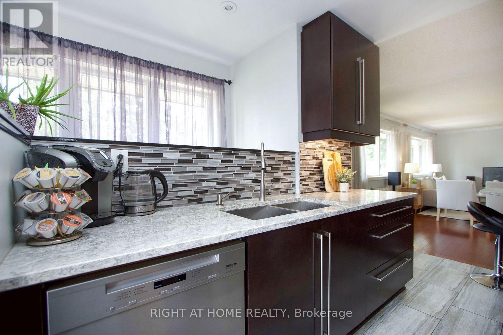 Photo 27 of 207 Hallett Avenue, Whitby ON