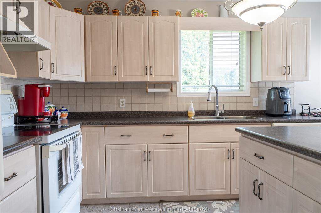 Photo 12 of 29 Larose Crescent, Chatham ON