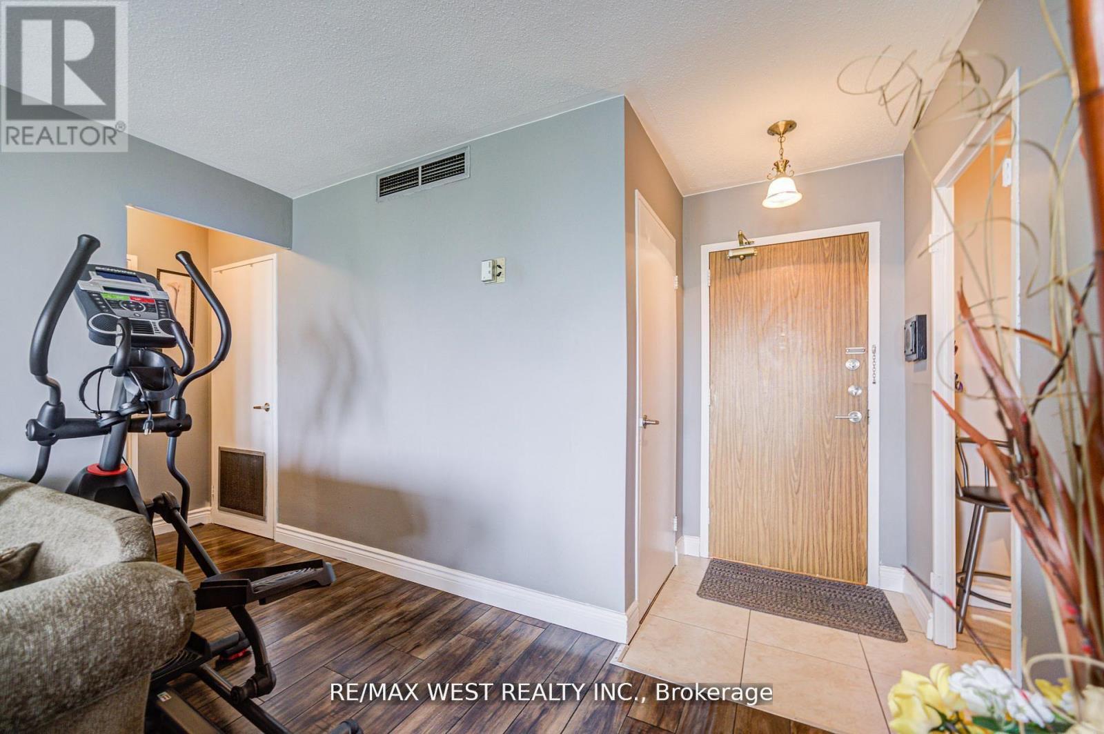 Photo 11 of 606 44 Longbourne Drive, Toronto ON