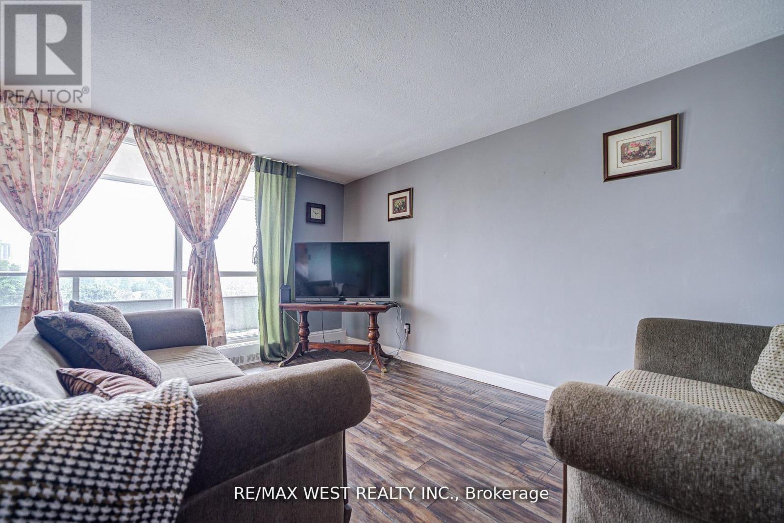 Photo 5 of 606 44 Longbourne Drive, Toronto ON