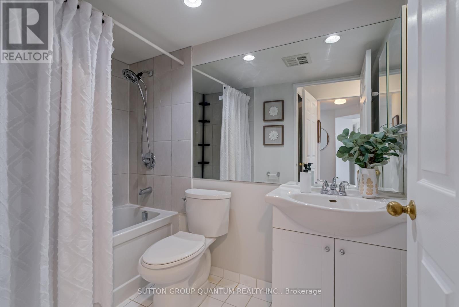 Photo 6 of 606 4450 Tucana Court, Mississauga ON