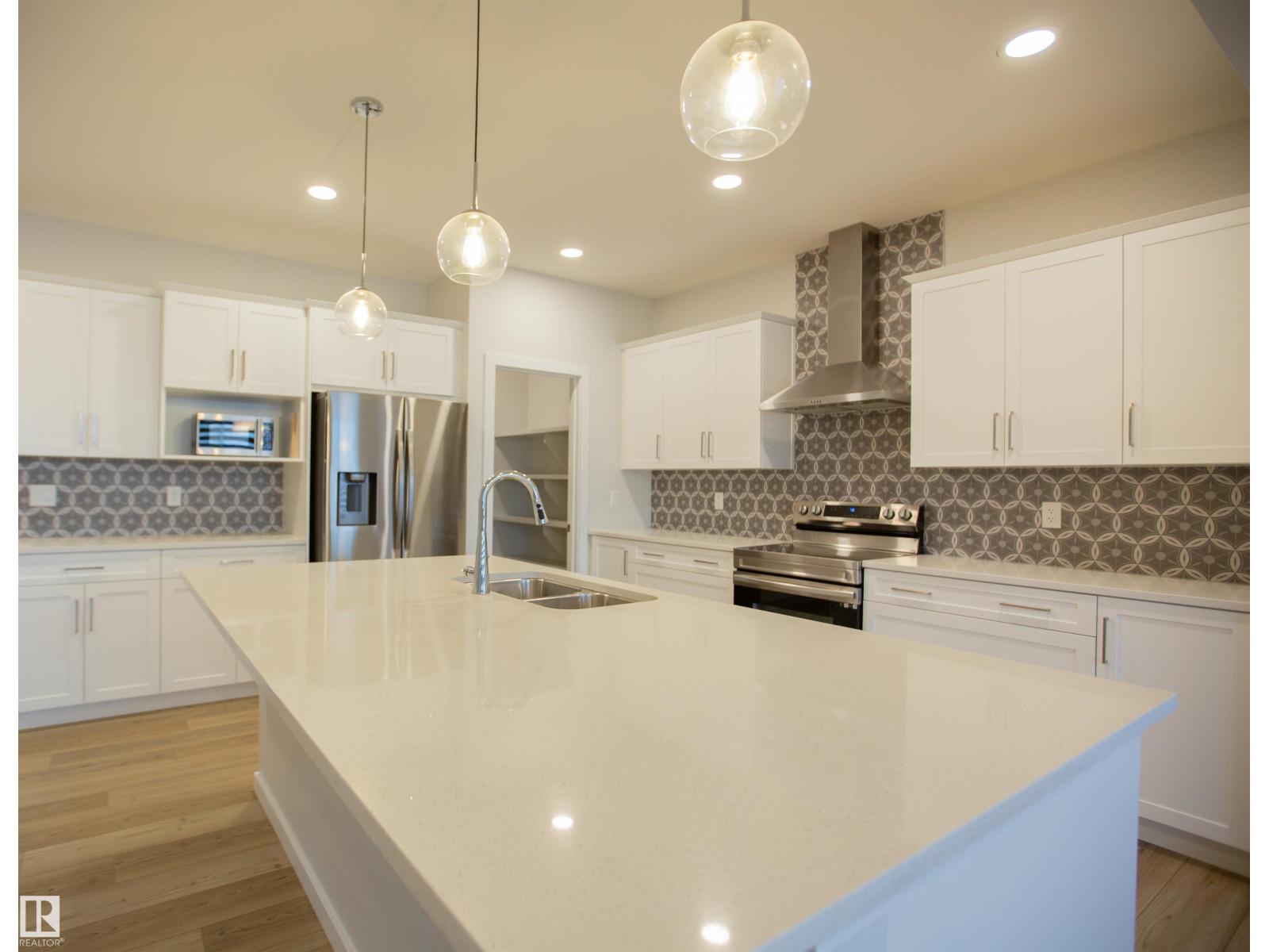 Photo 10 of 2815 200 St Nw, Edmonton AB