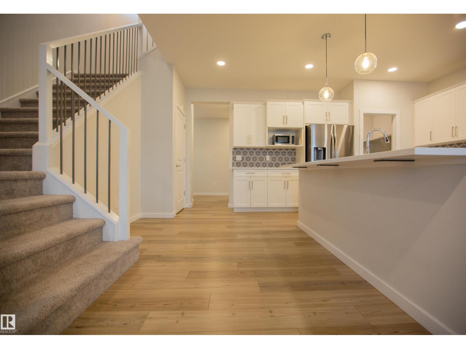 Photo 11 of 2815 200 St Nw, Edmonton AB