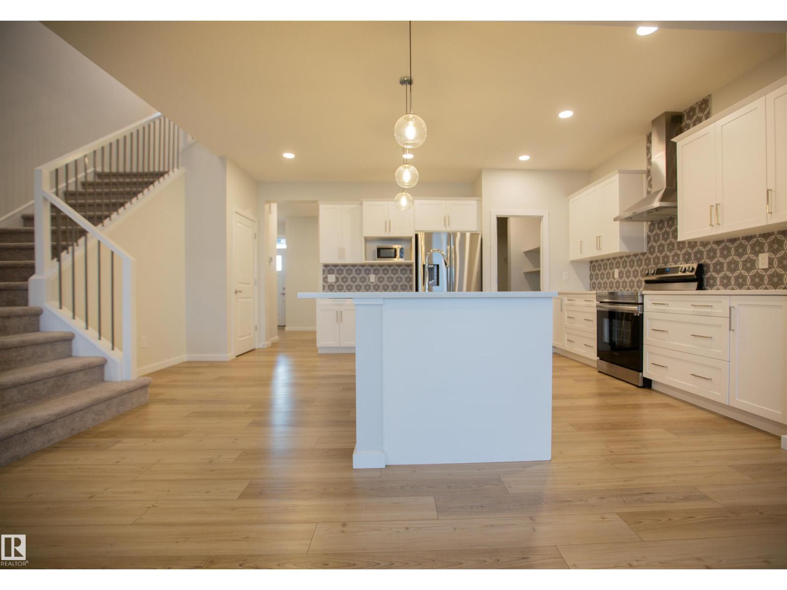 Photo 12 of 2815 200 St Nw, Edmonton AB