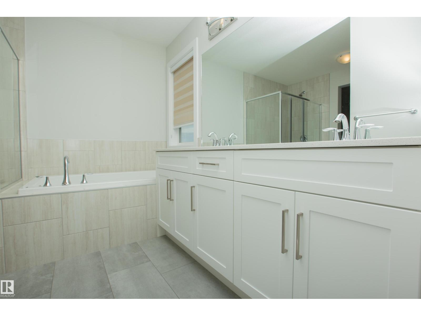 Photo 18 of 2815 200 St Nw, Edmonton AB