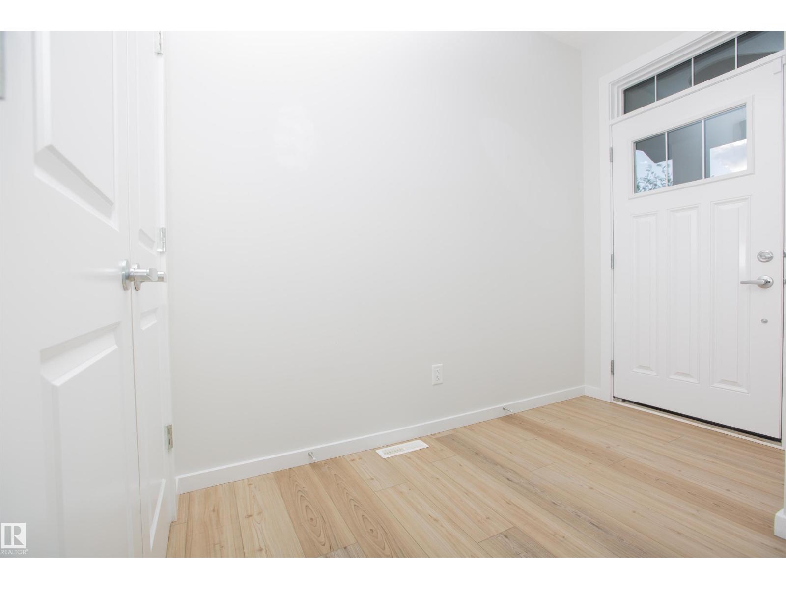 Photo 2 of 2815 200 St Nw, Edmonton AB