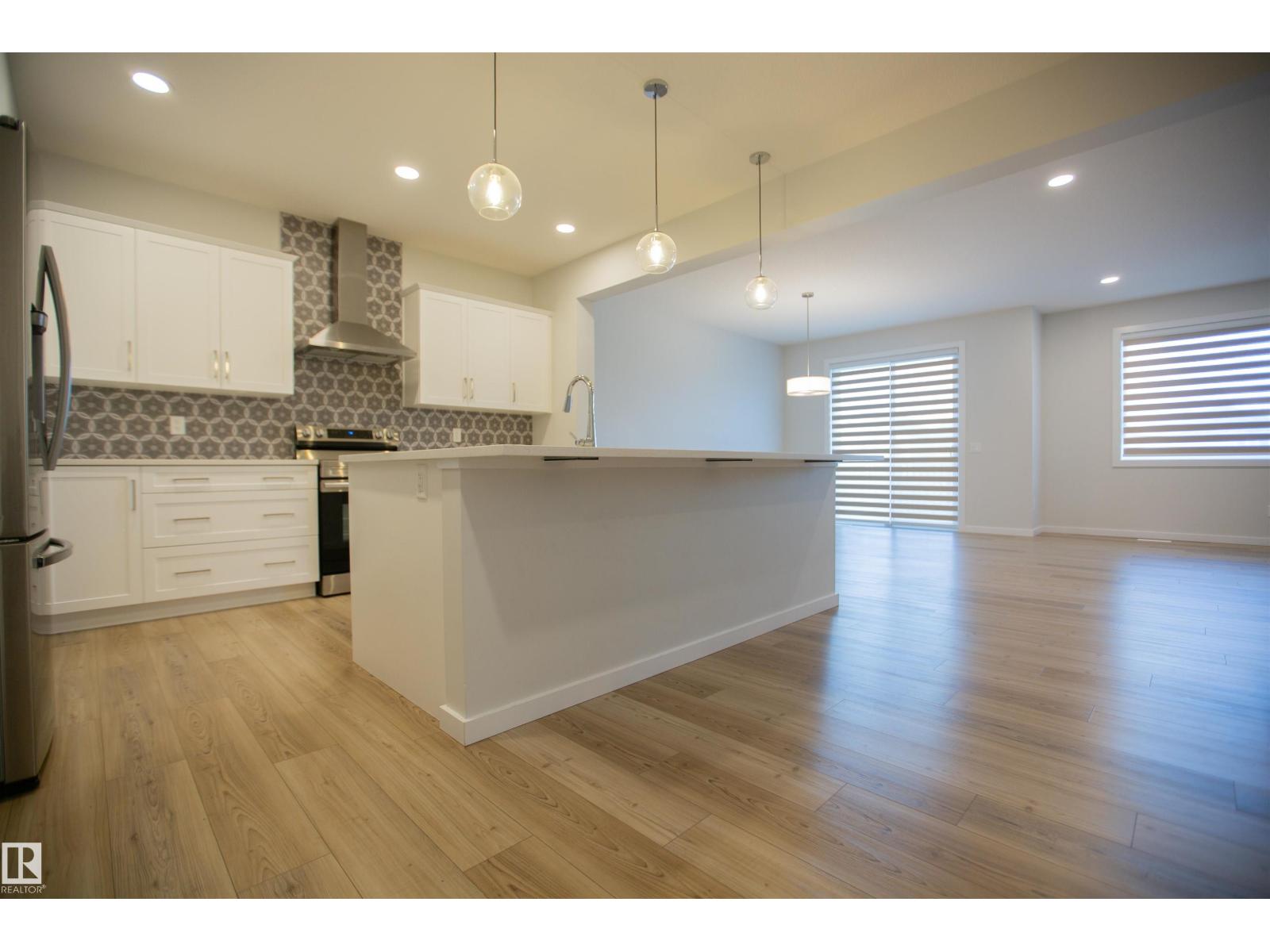Photo 5 of 2815 200 St Nw, Edmonton AB