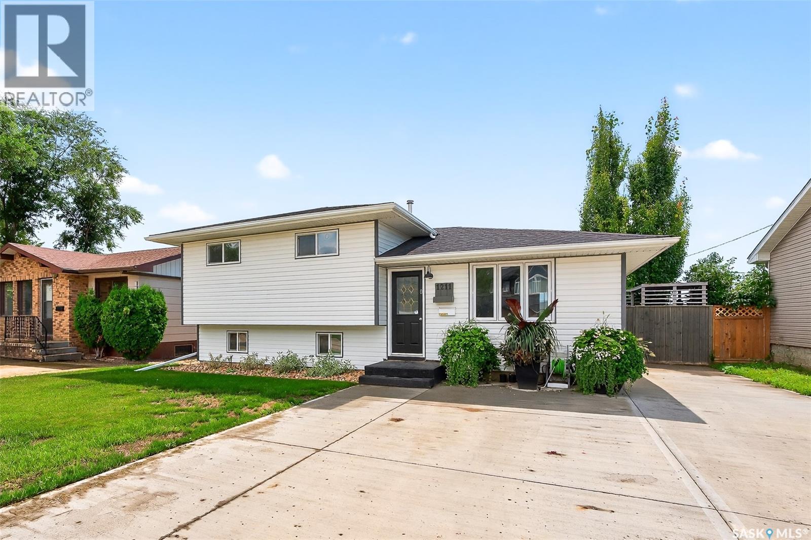 Photo 1 of 1211 Stadacona Street W, Moose Jaw SK