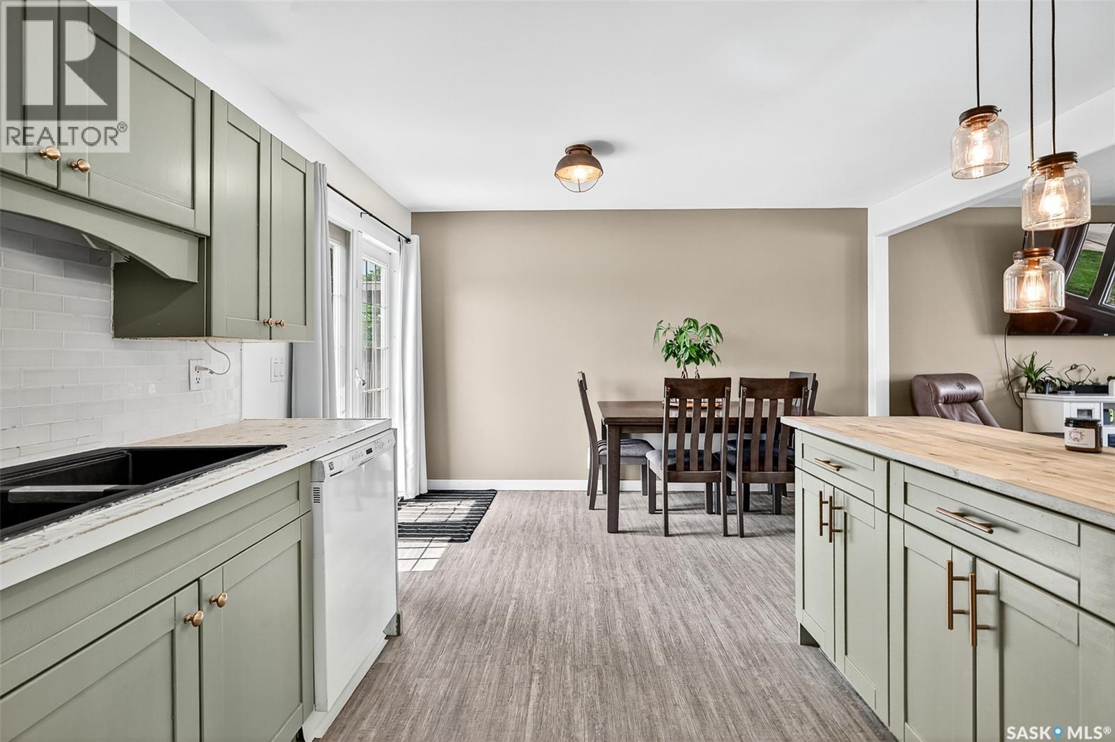 Photo 13 of 1211 Stadacona Street W, Moose Jaw SK