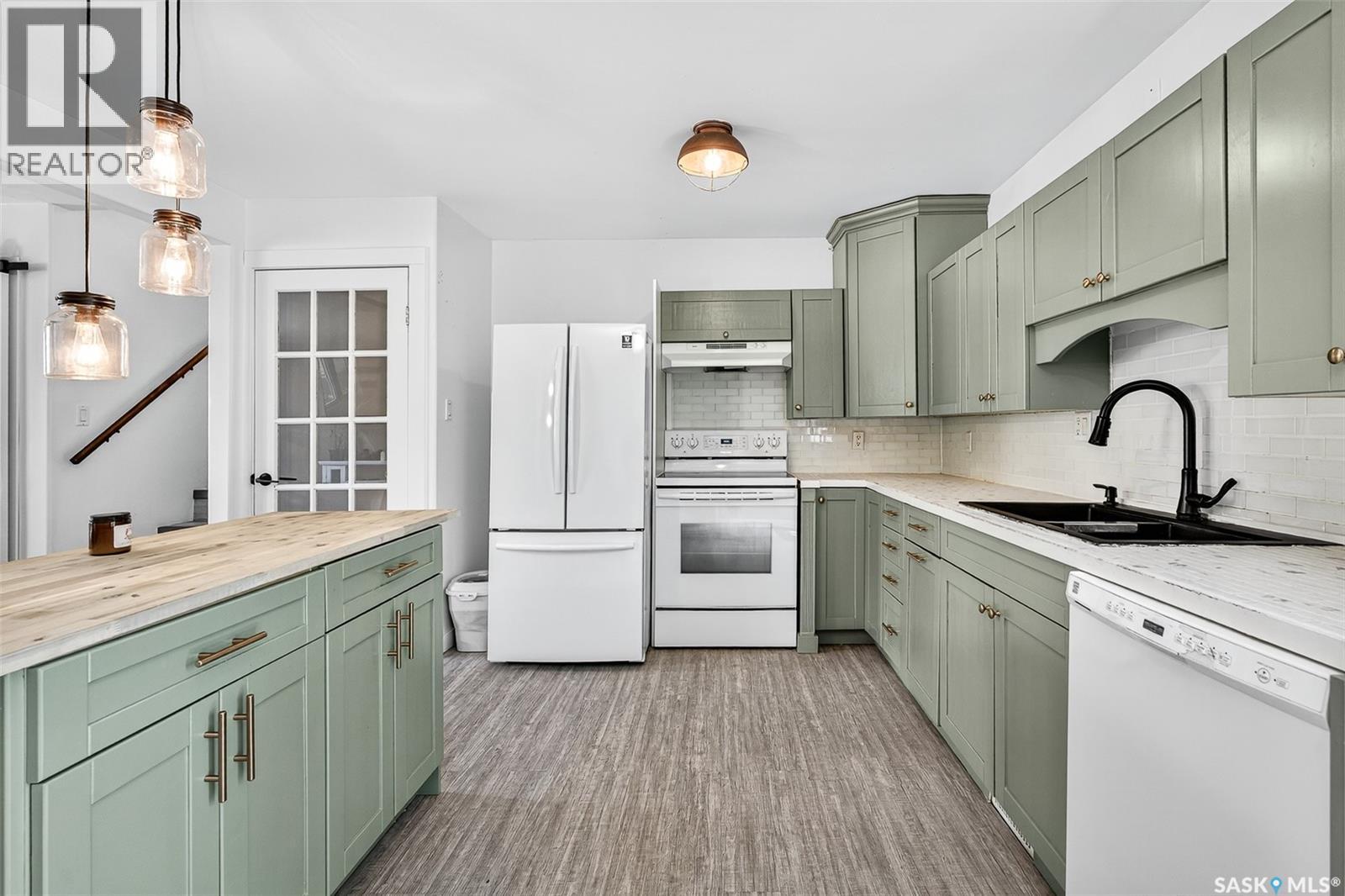 Photo 14 of 1211 Stadacona Street W, Moose Jaw SK