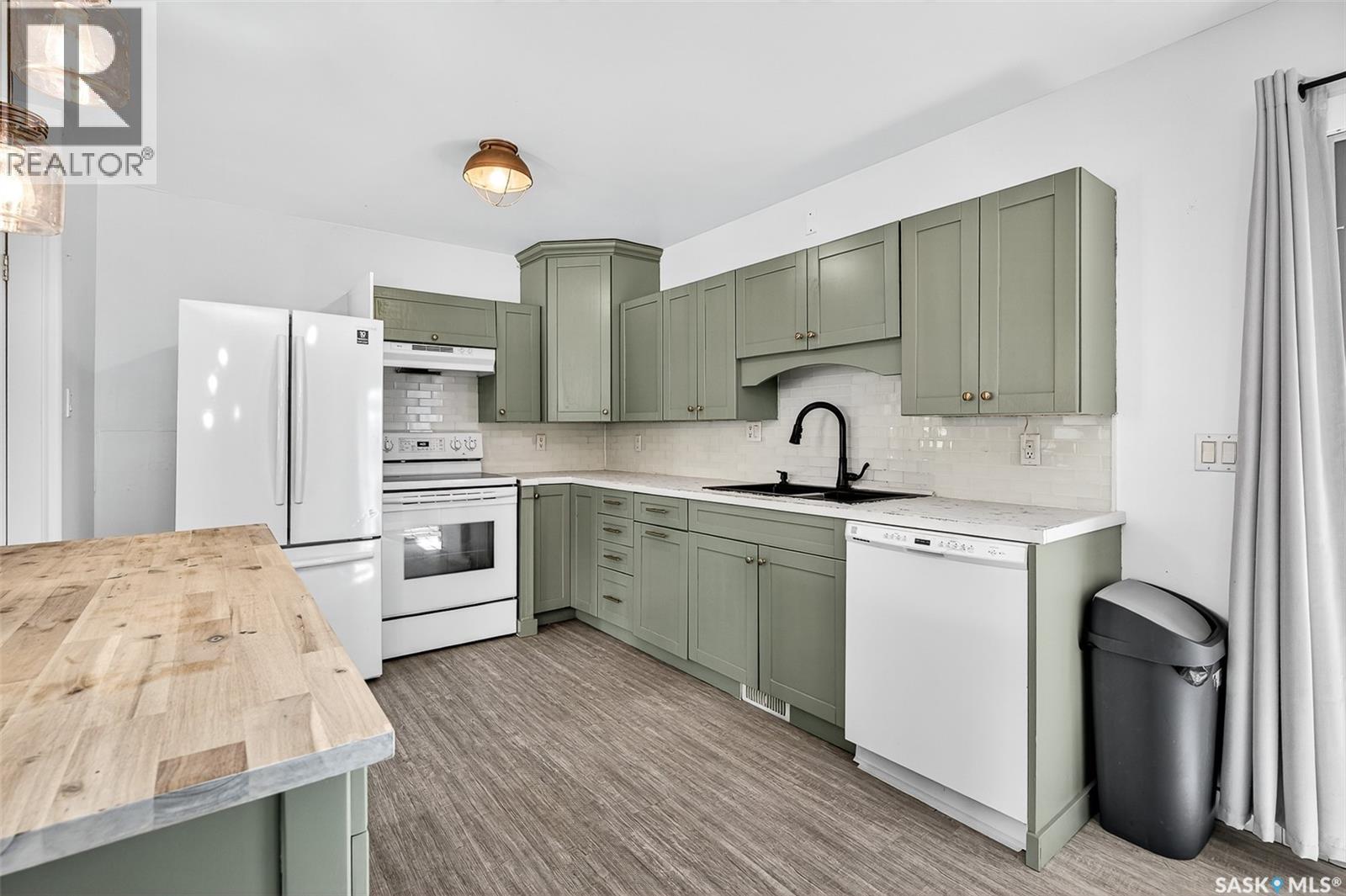 Photo 15 of 1211 Stadacona Street W, Moose Jaw SK