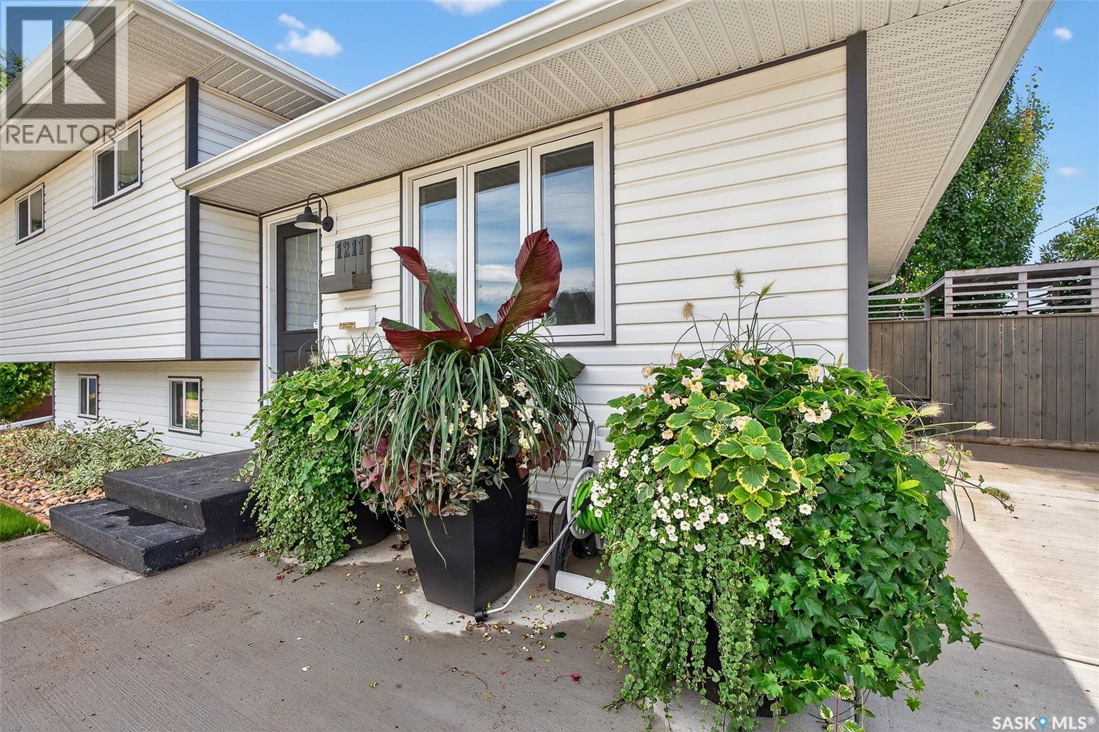 Photo 2 of 1211 Stadacona Street W, Moose Jaw SK