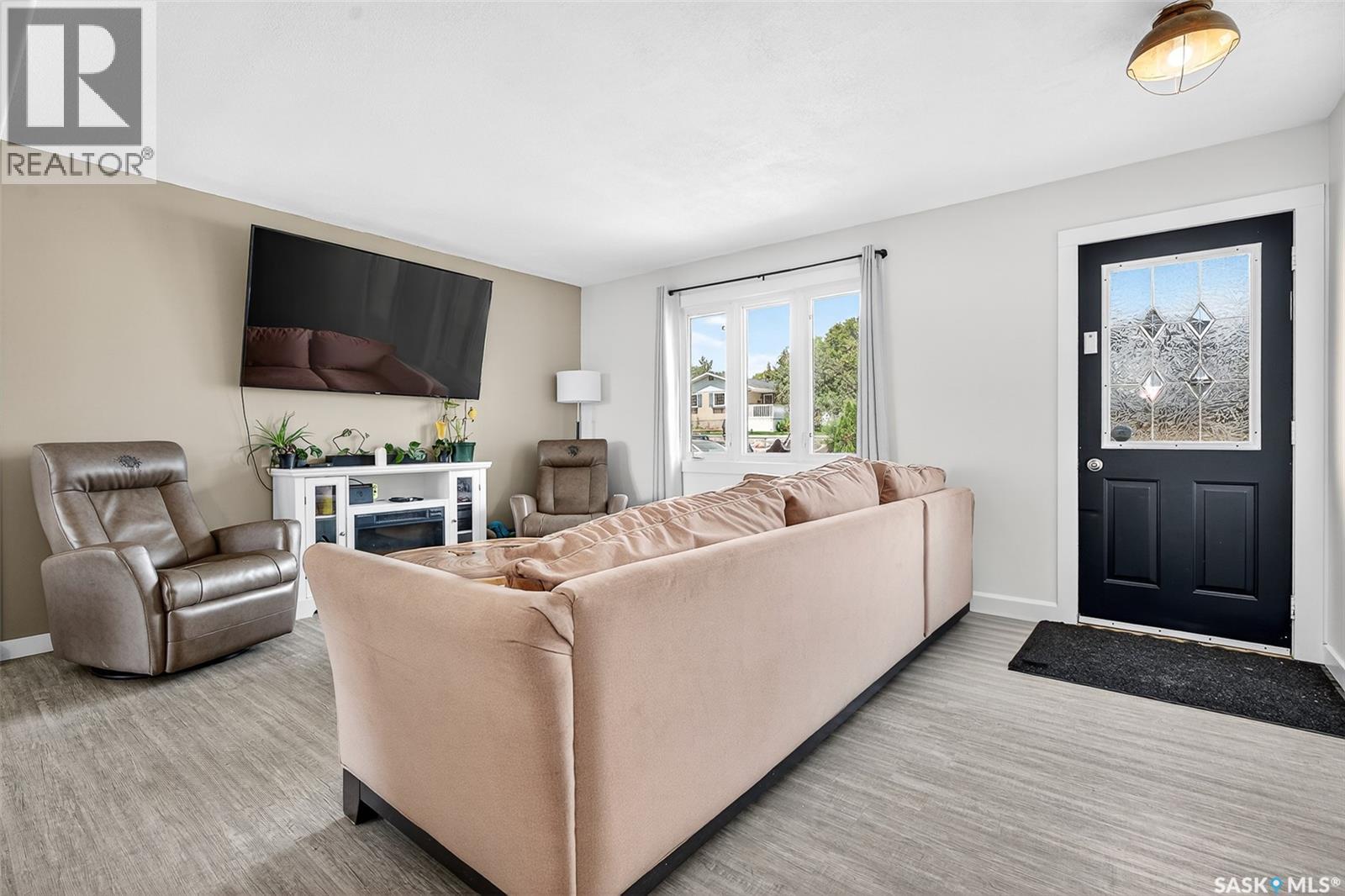 Photo 4 of 1211 Stadacona Street W, Moose Jaw SK
