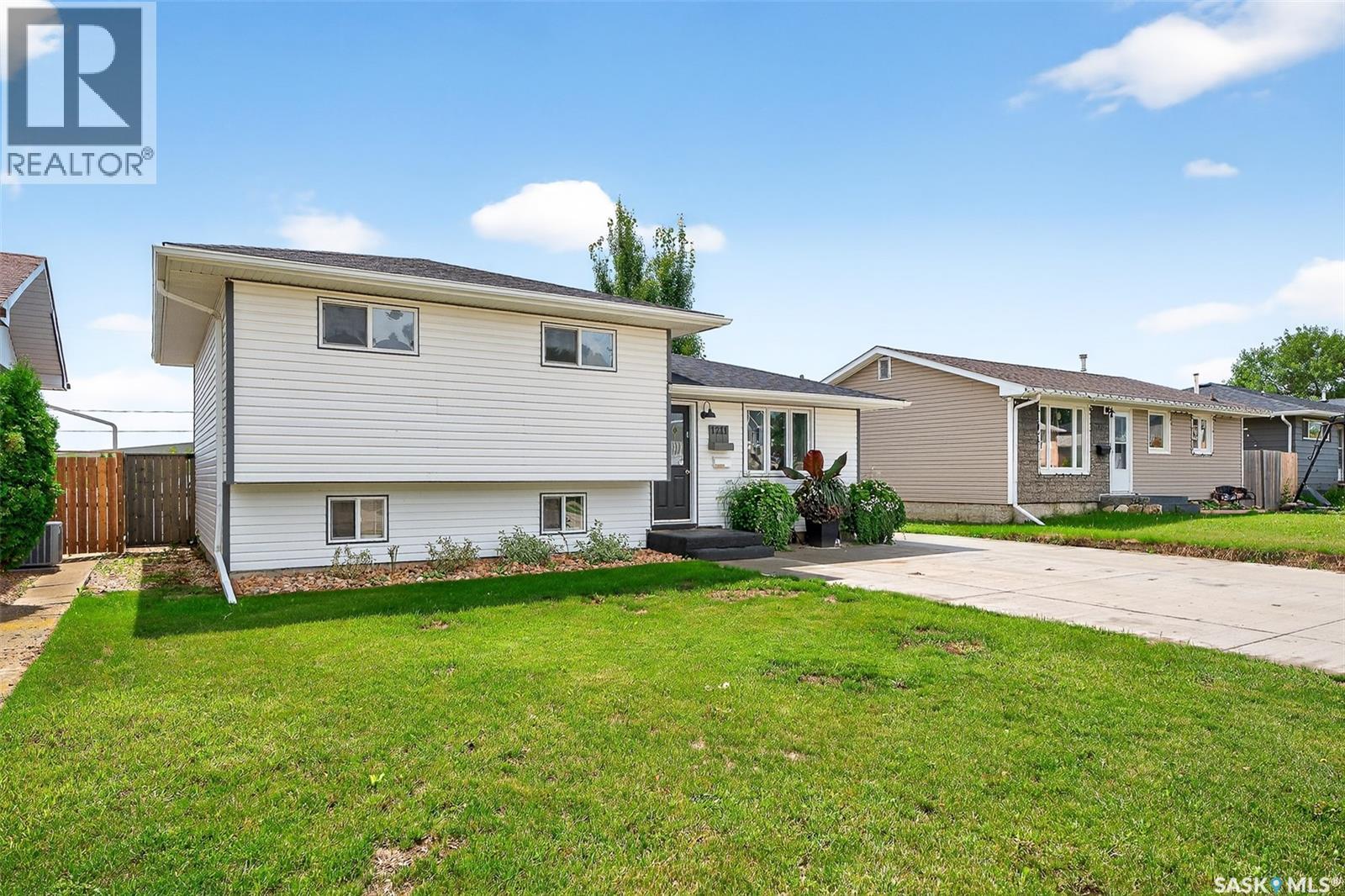 Photo 50 of 1211 Stadacona Street W, Moose Jaw SK