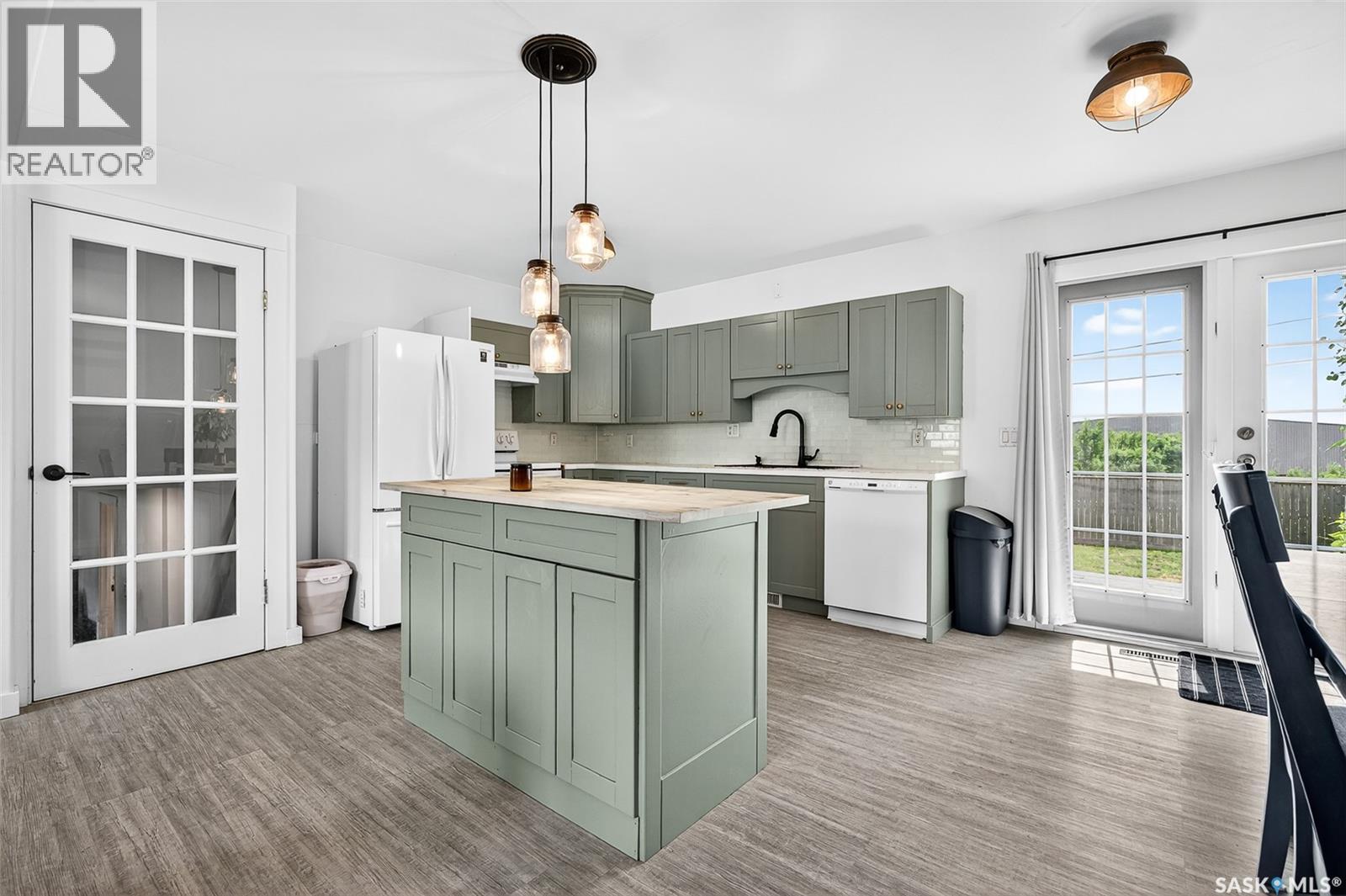 Photo 9 of 1211 Stadacona Street W, Moose Jaw SK