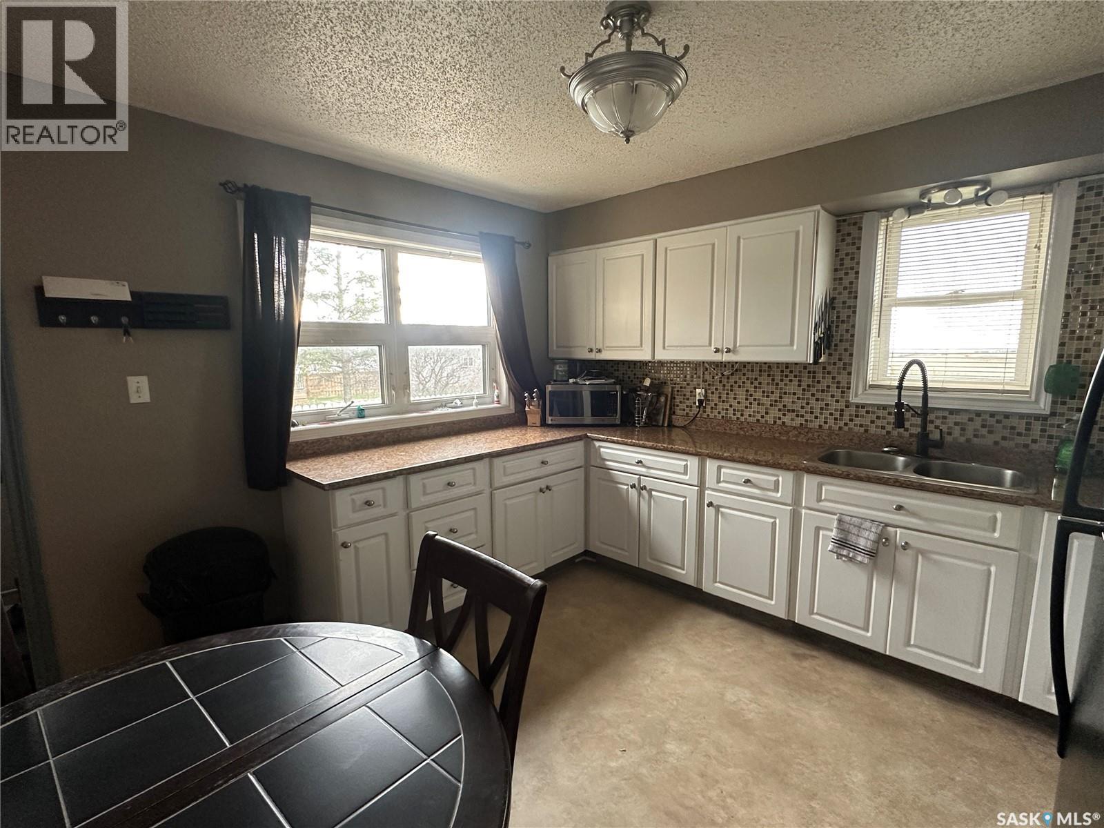 102 9th AVENUE SE - Photo 2 of 15, Weyburn, Saskatchewan