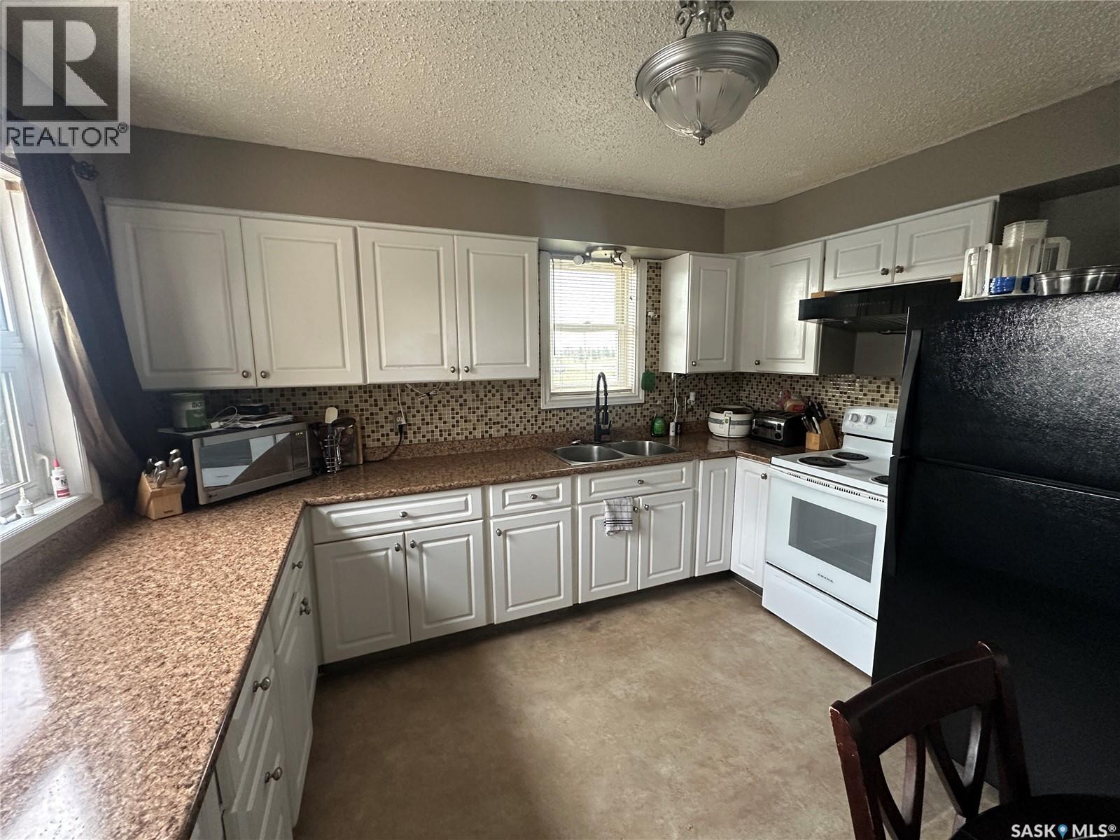 102 9th AVENUE SE - Photo 3 of 15, Weyburn, Saskatchewan